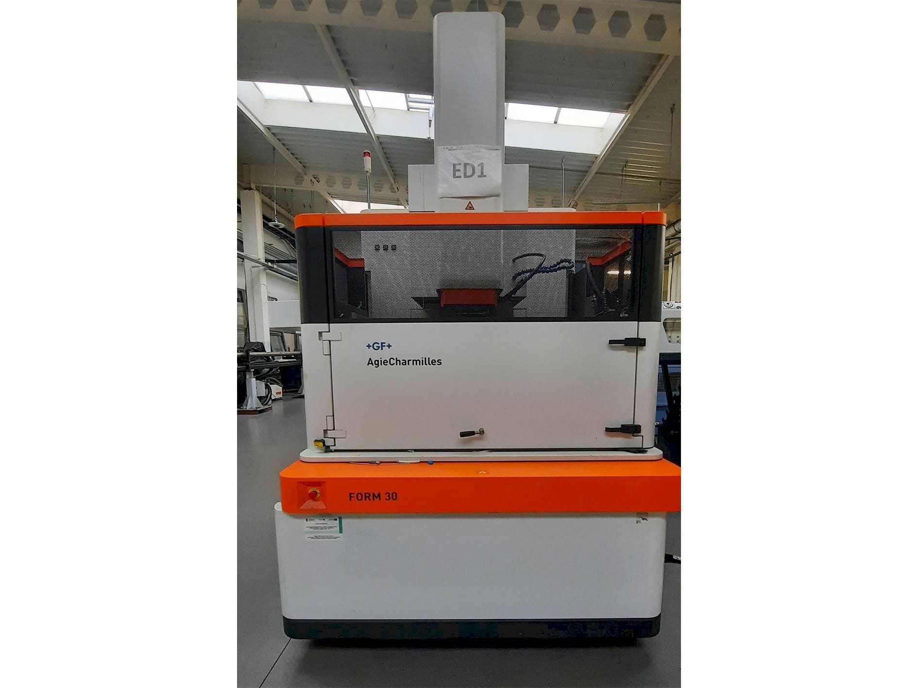 Frontansicht der AgieCharmilles FORM 30  Maschine