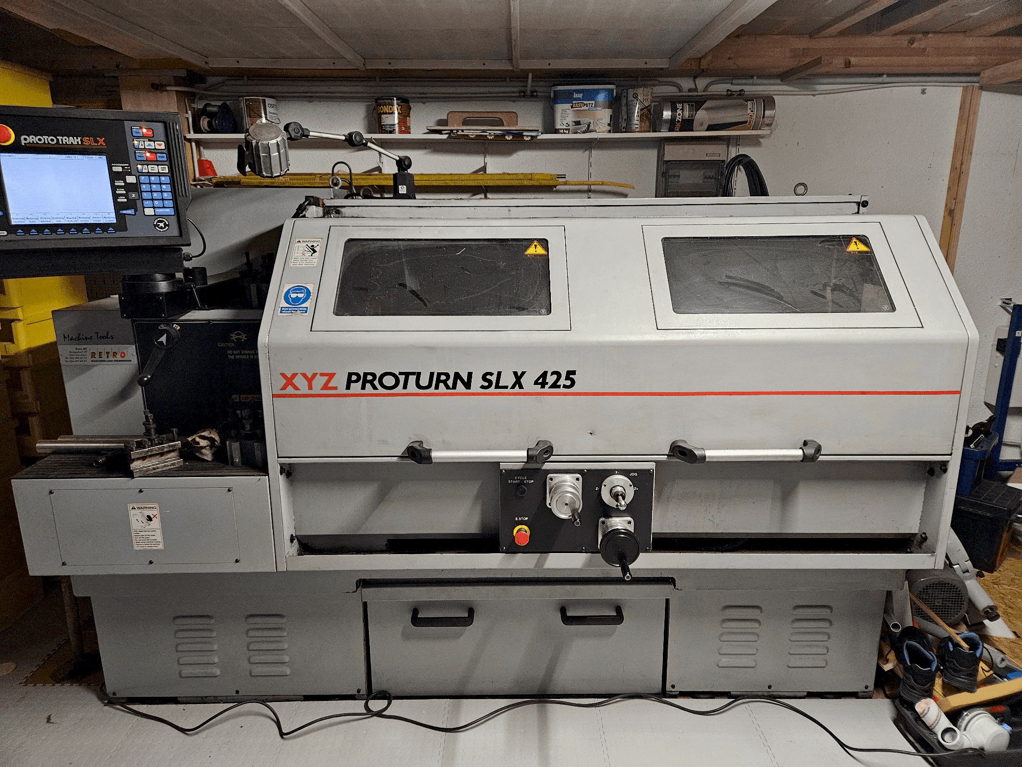 Frontansicht der XYZ Proturn SLX 425  Maschine