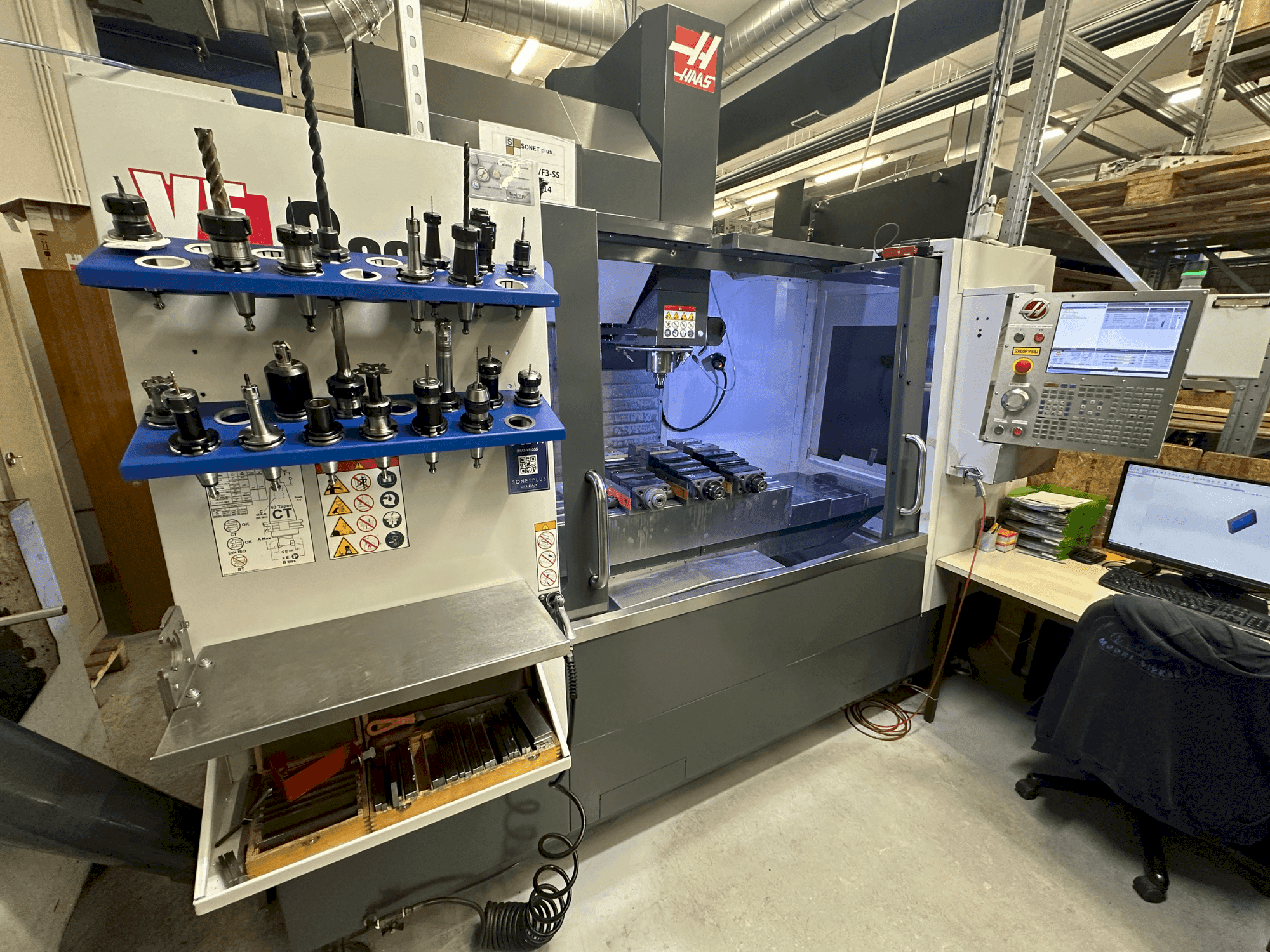 Frontansicht der HAAS VF-3SS  Maschine