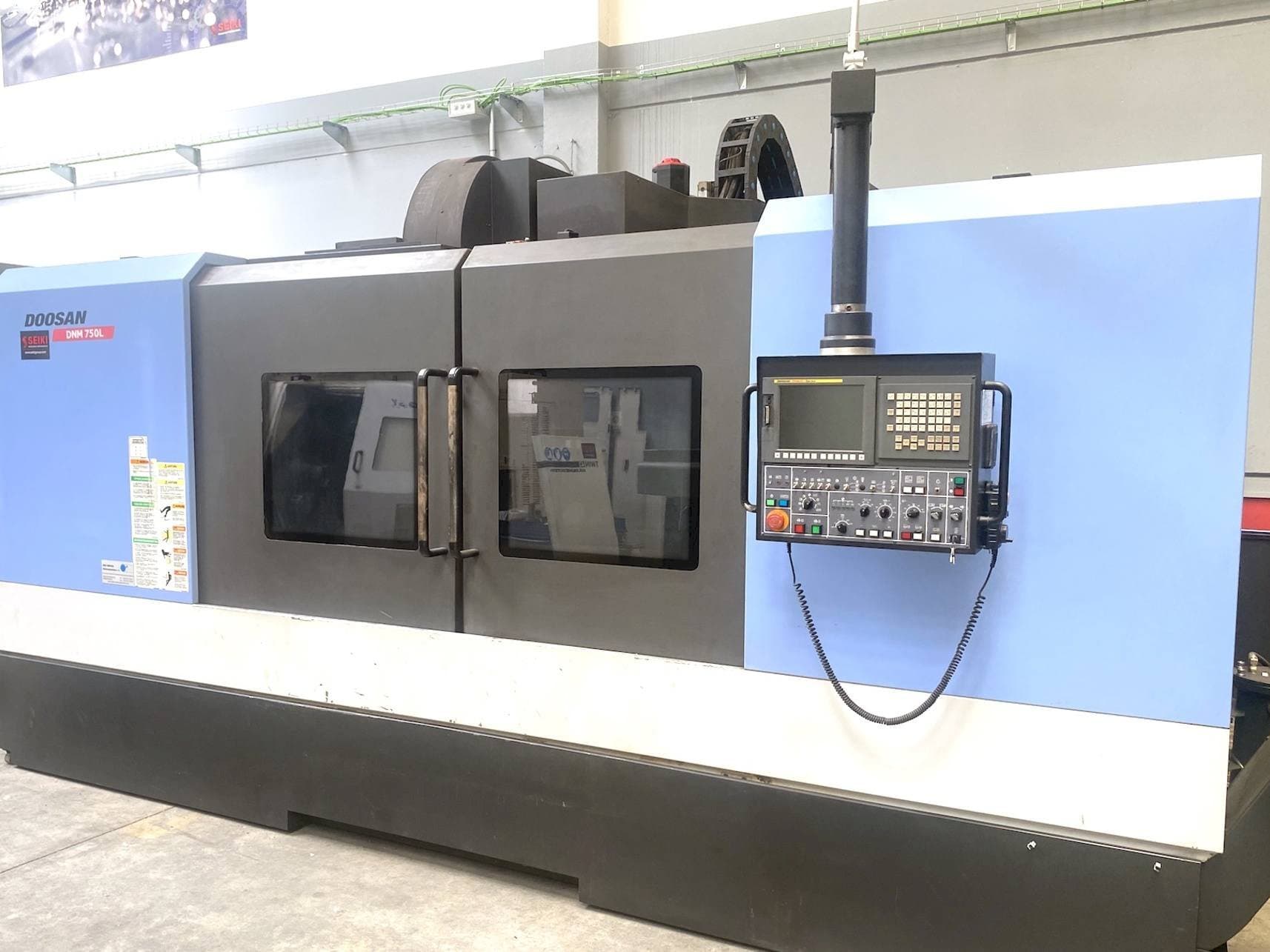 Frontansicht der Doosan DNM 750L  Maschine