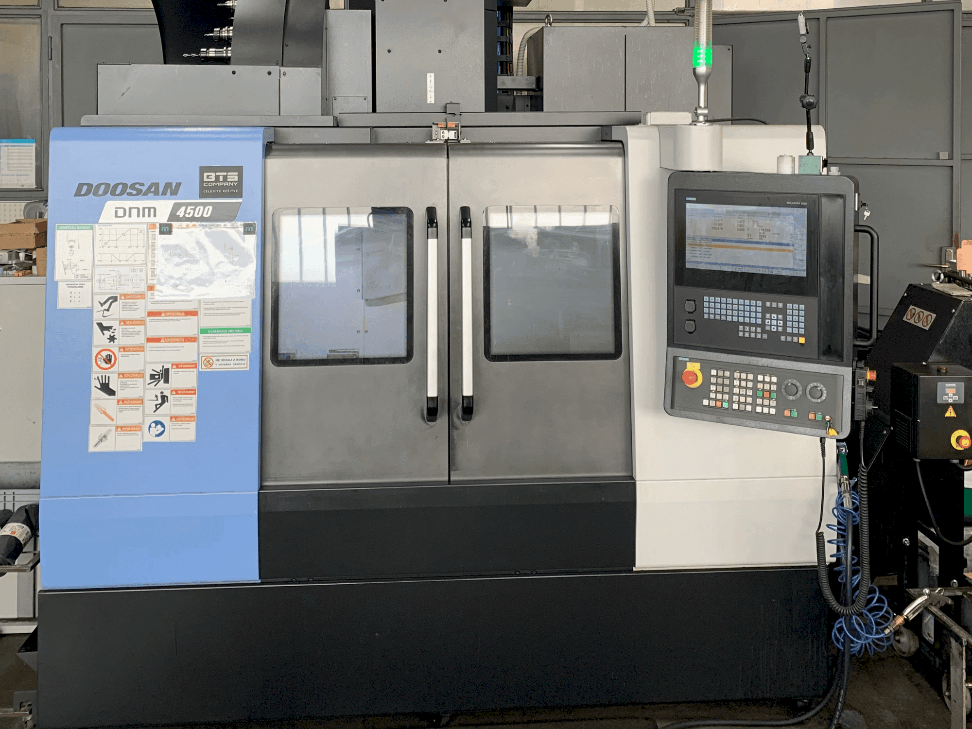 Frontansicht der DOOSAN DNM 4500  Maschine