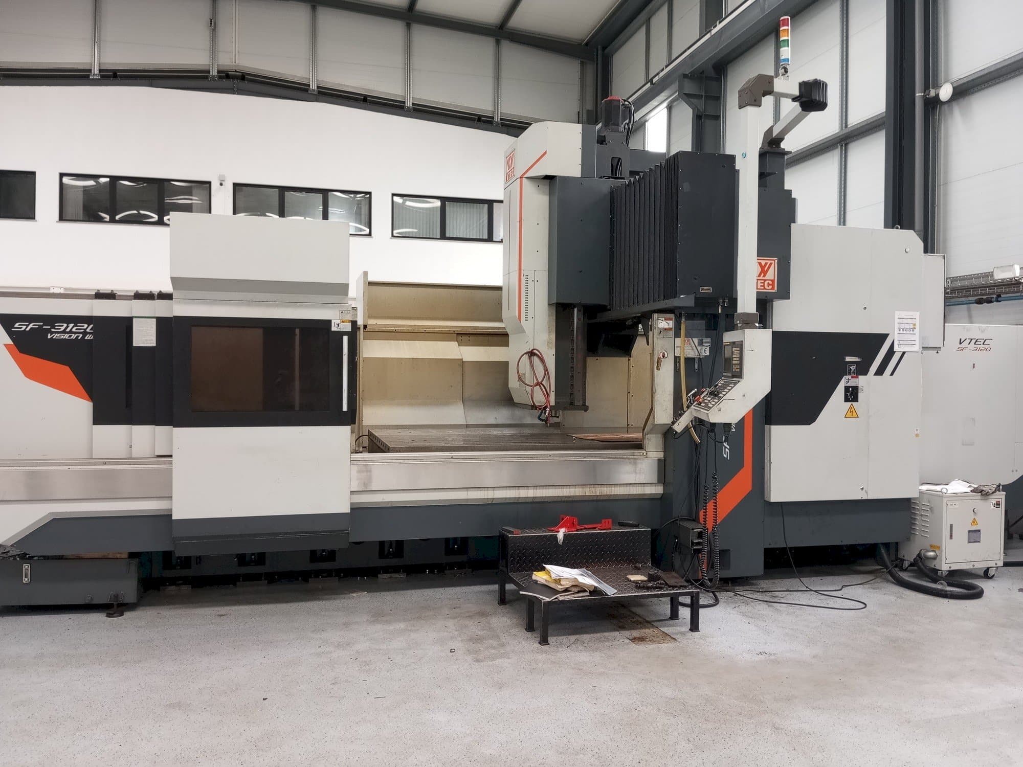 Frontansicht der Vision Wide VTEC SF-3120 Maschine
