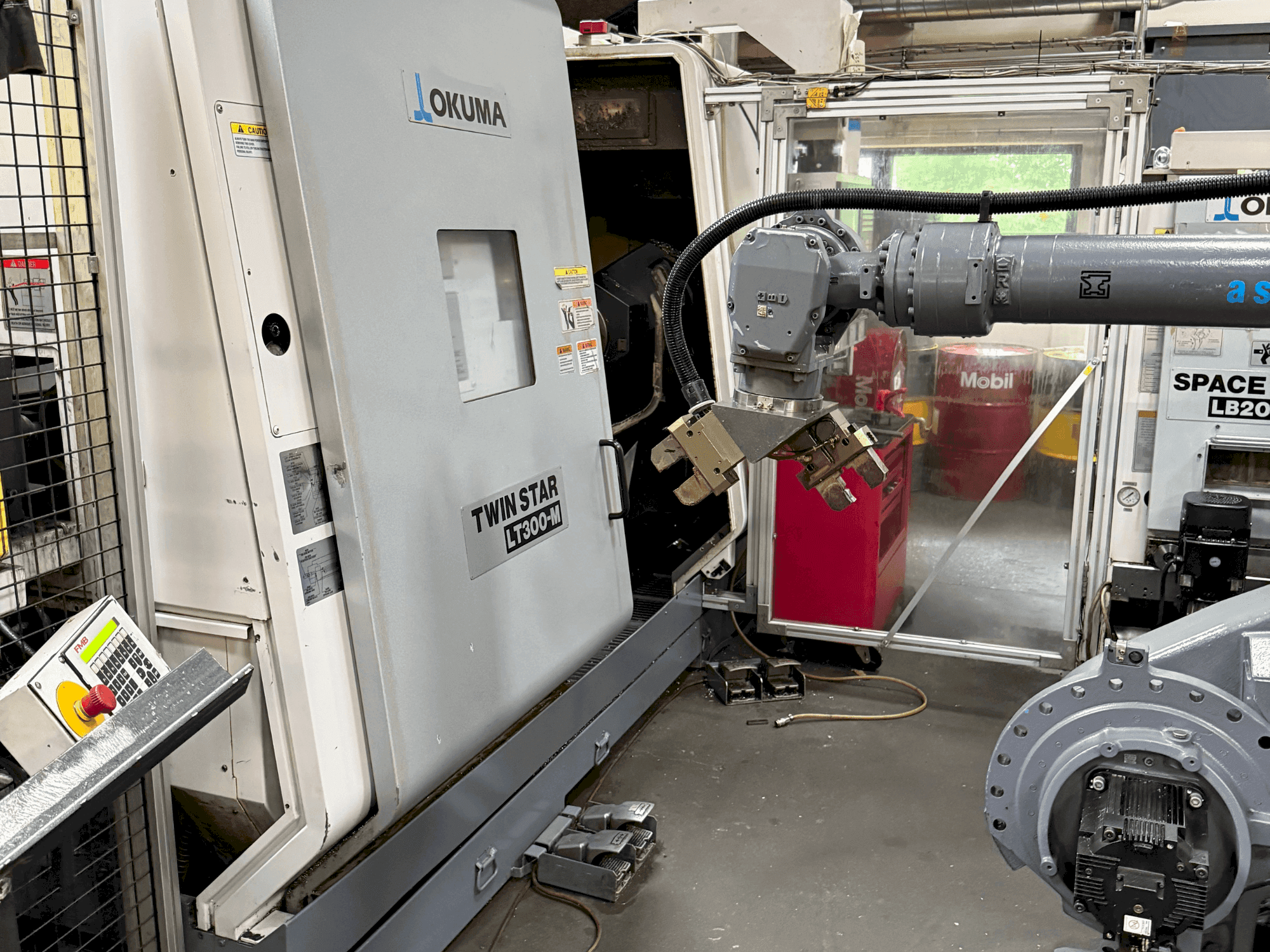 Frontansicht der Okuma Twinstar LT300-M  Maschine