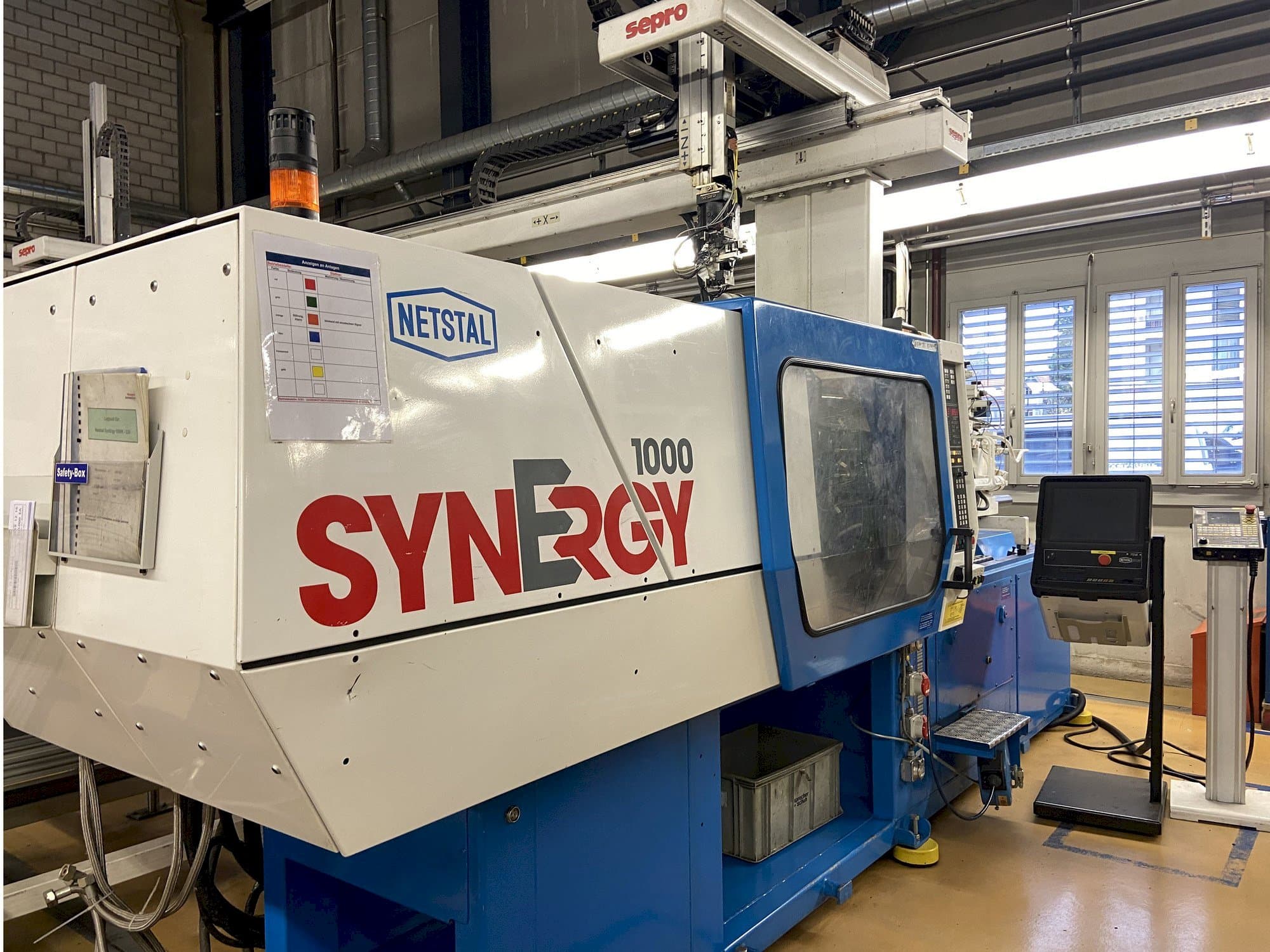 Frontansicht der Netstal SYNERGY 1000-230  Maschine