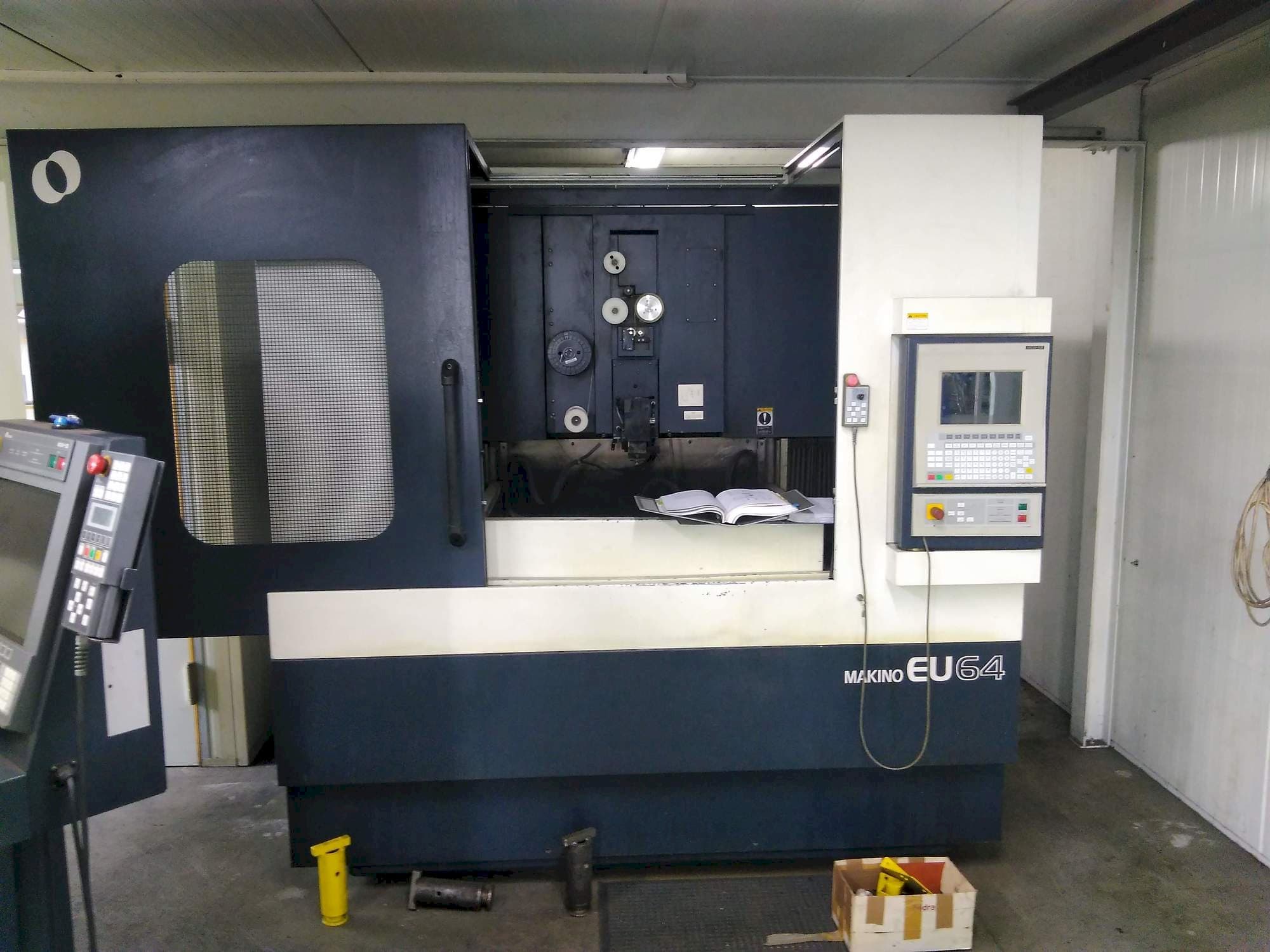 Frontansicht der Makino EU64 Maschine