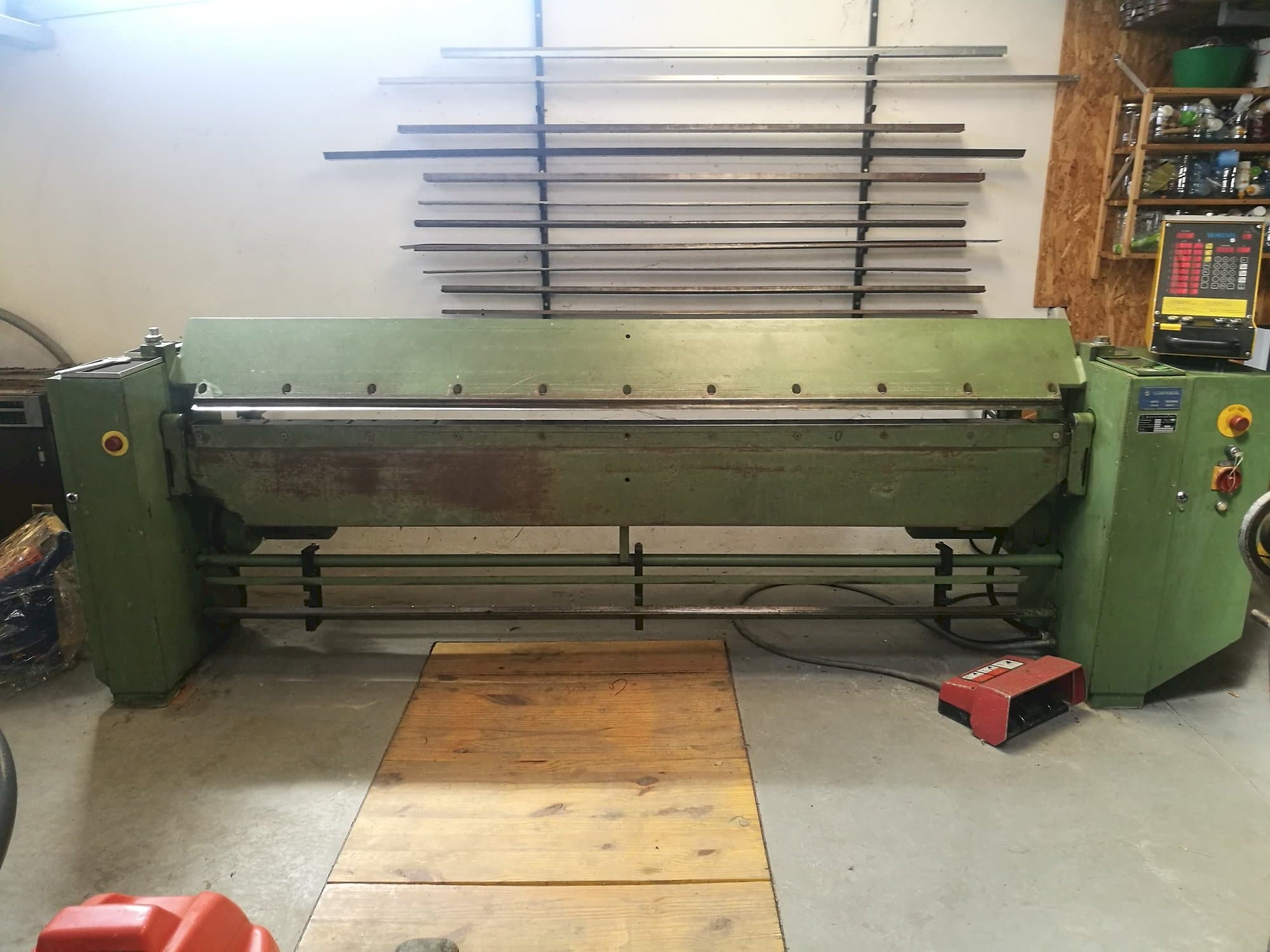 Linke Seitenansicht der Schechtl MA 250/8  Maschine