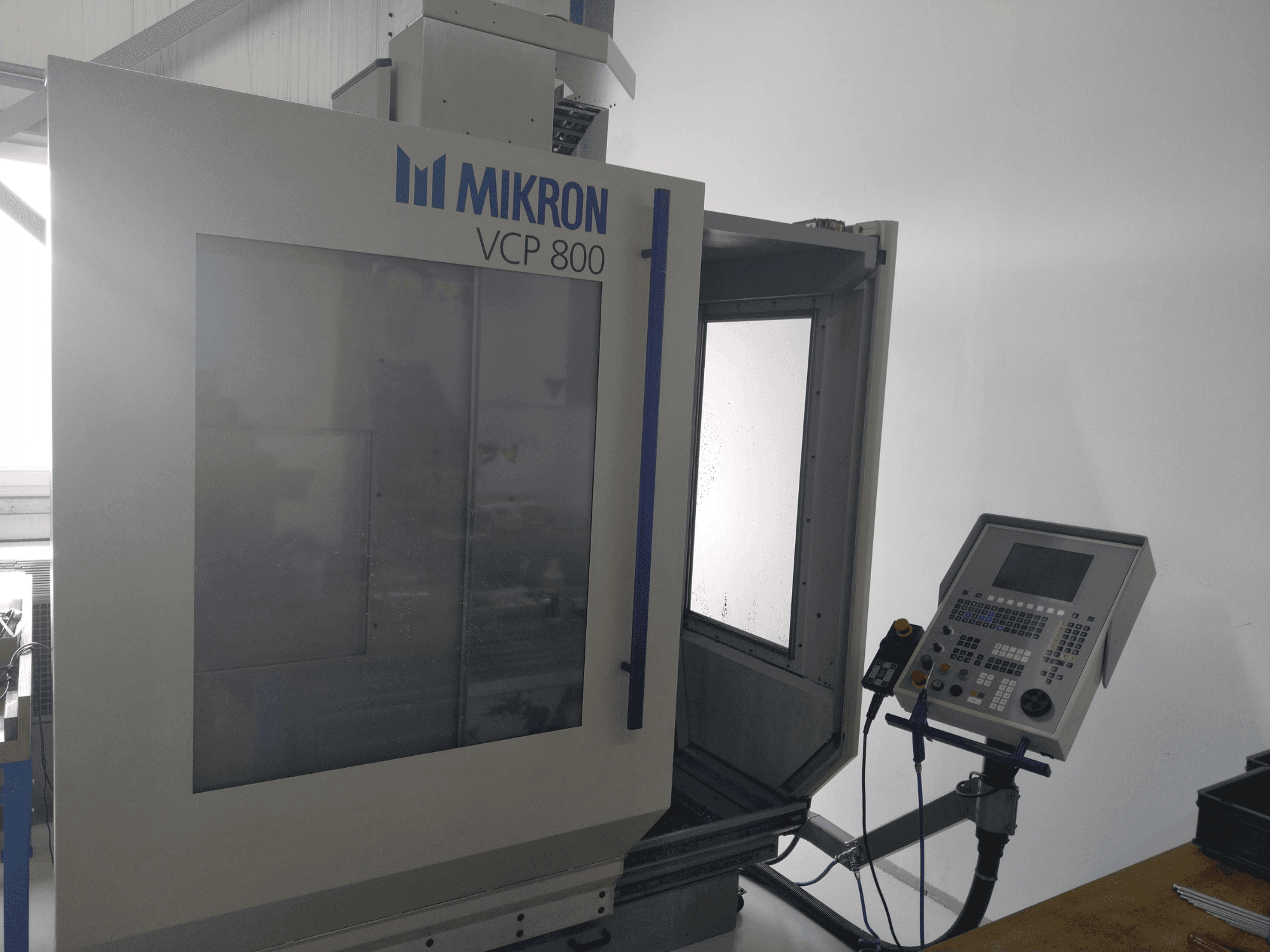 Frontansicht der MIKRON VCP 800  Maschine