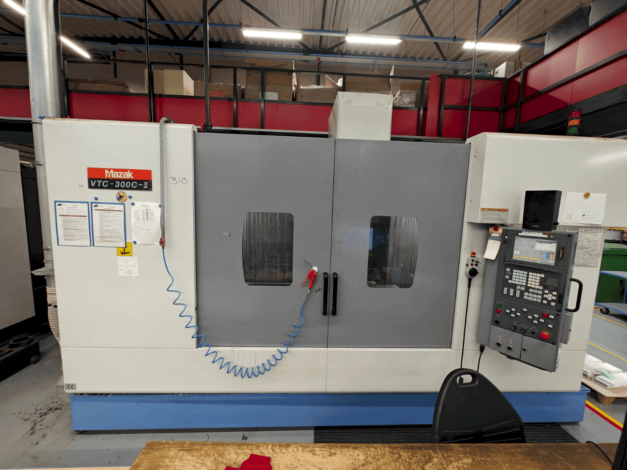 Frontansicht der Mazak VTC-300C  Maschine