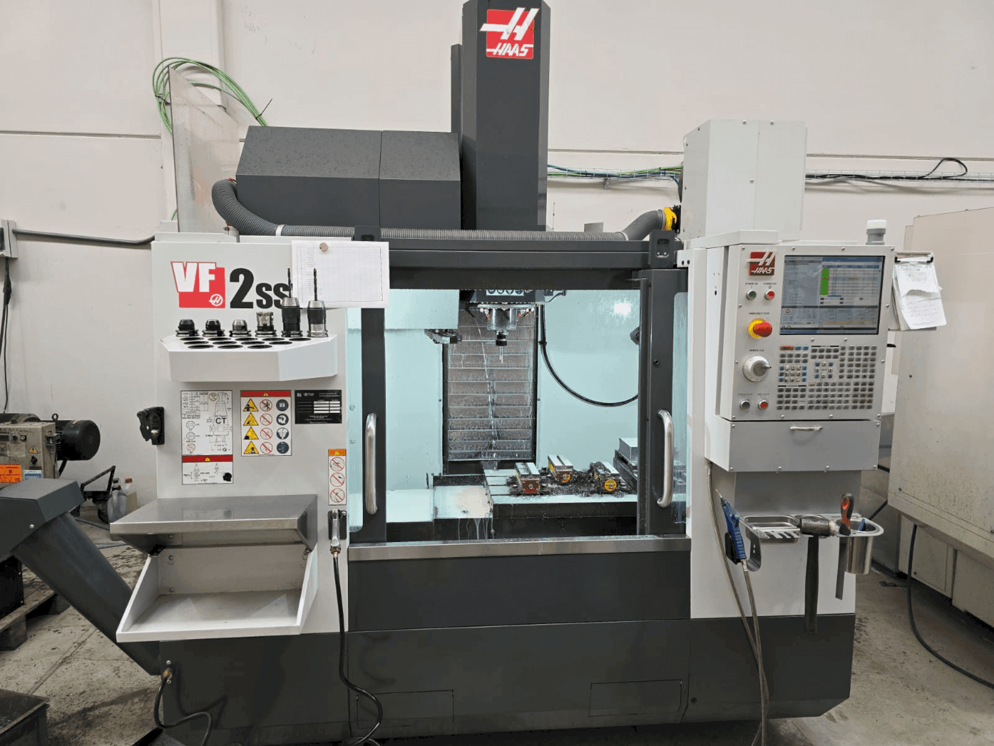 Frontansicht der HAAS VF 2SSYT  Maschine
