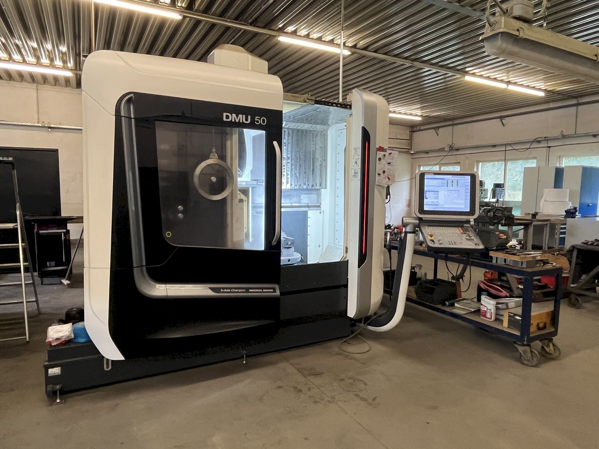 Frontansicht der DECKEL MAHO DMU 50  Maschine