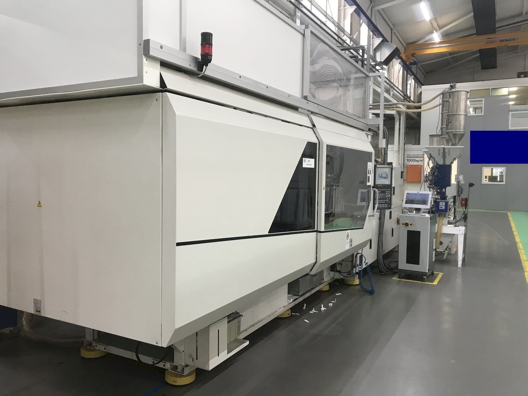 Frontansicht der DEMAG SP 350/820-2500  Maschine