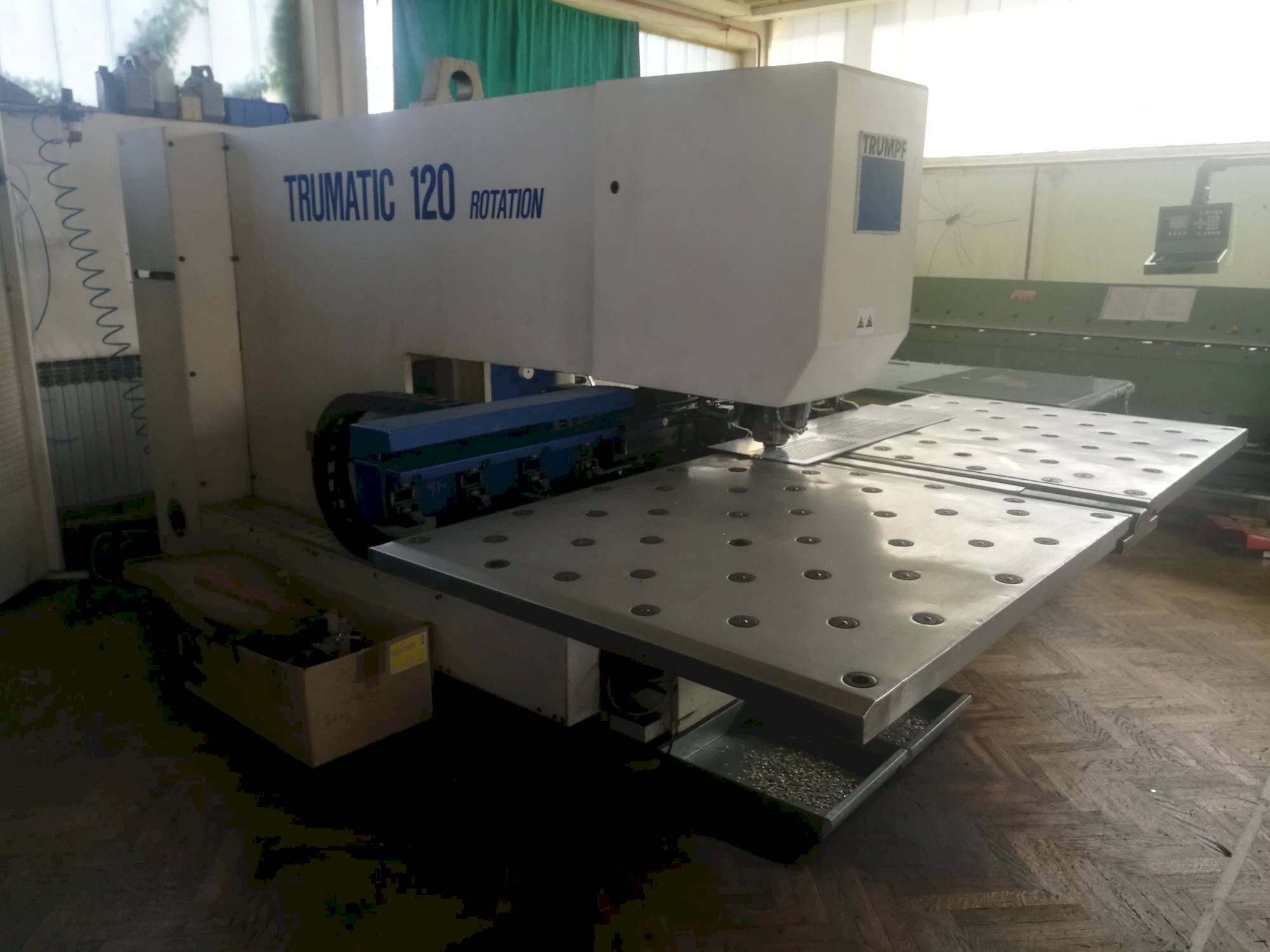 Frontansicht der Trumpf Trumatic 120R  Maschine