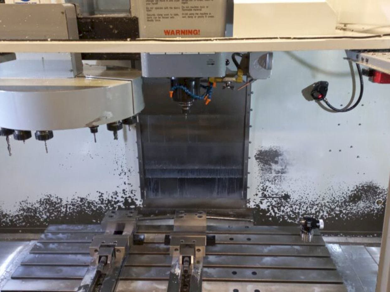 Frontansicht der HAAS VF-4 DHE  Maschine
