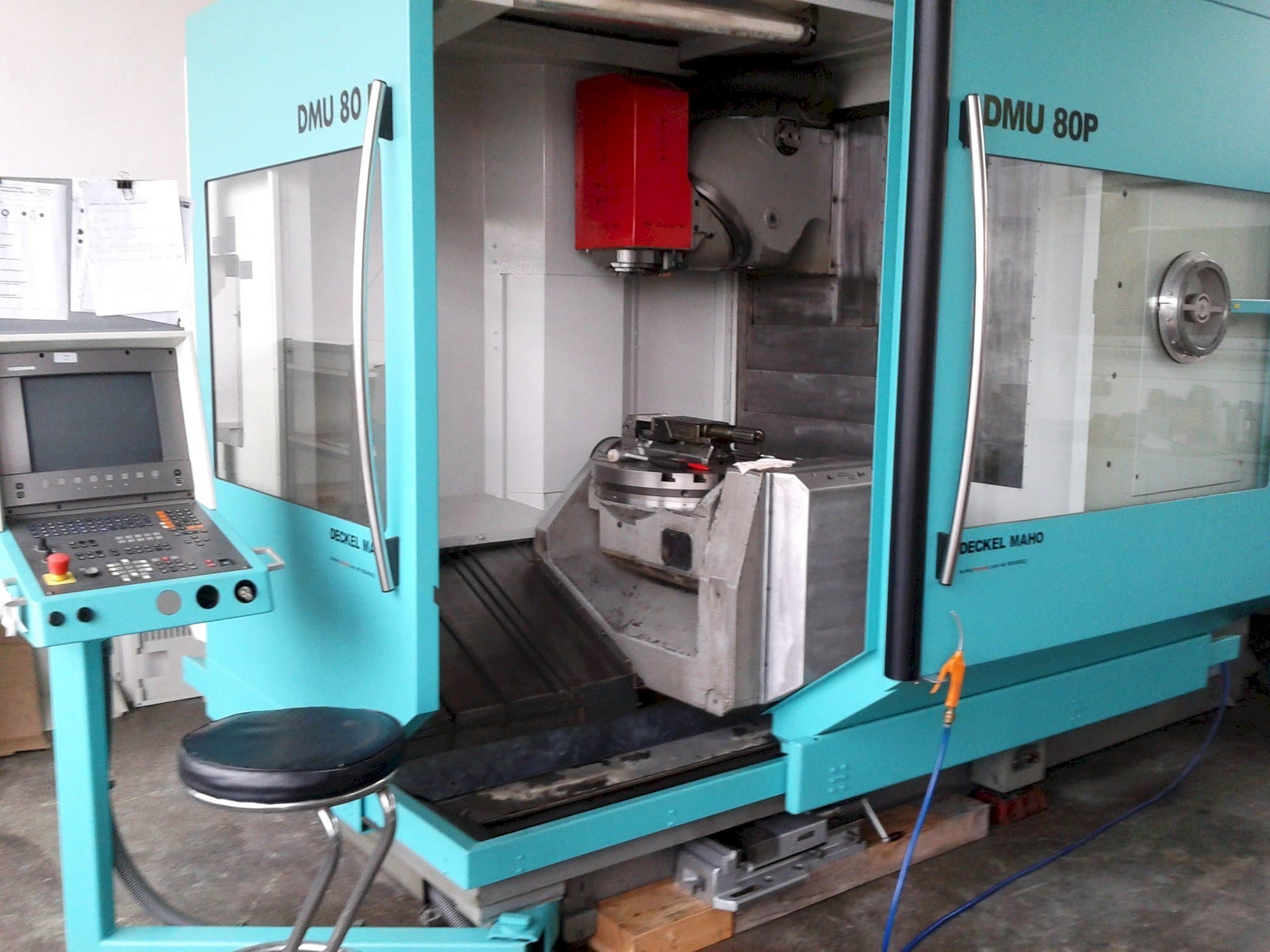 Frontansicht der DECKEL MAHO DMU 80P  Maschine