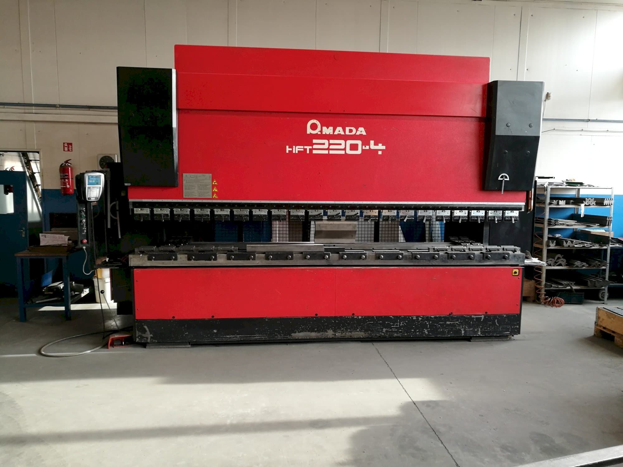 Frontansicht der AMADA HFT 220-4  Maschine