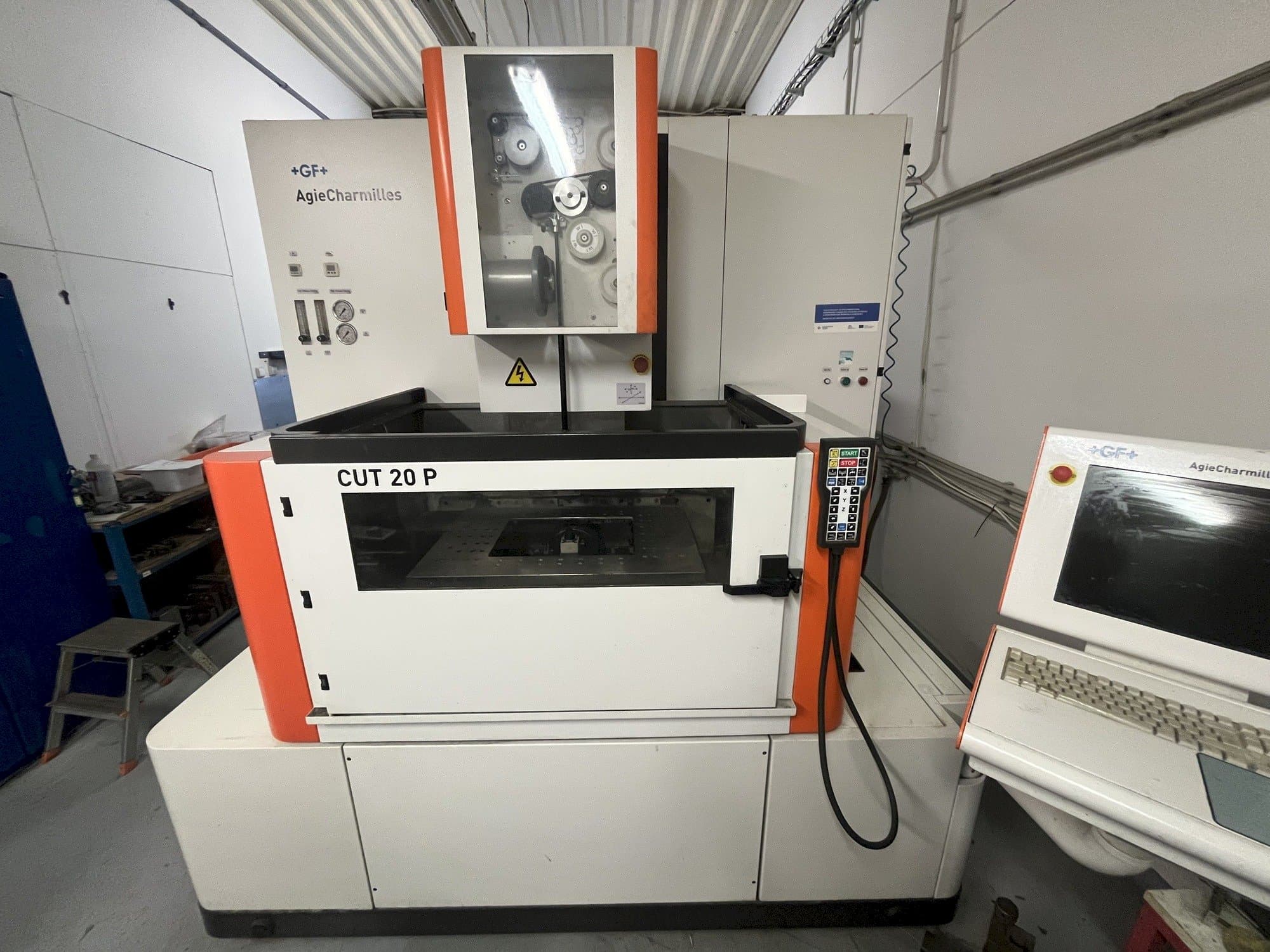 Frontansicht der AgieCharmilles CUT 20 P  Maschine