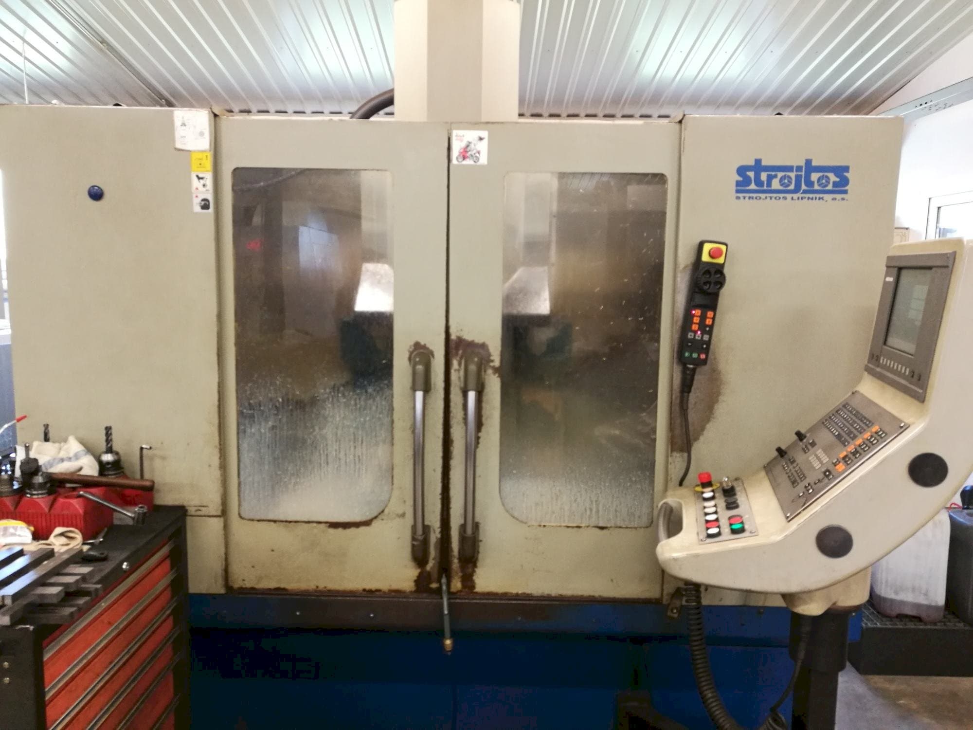 Frontansicht der Strojtos  VMC 40/8  Maschine