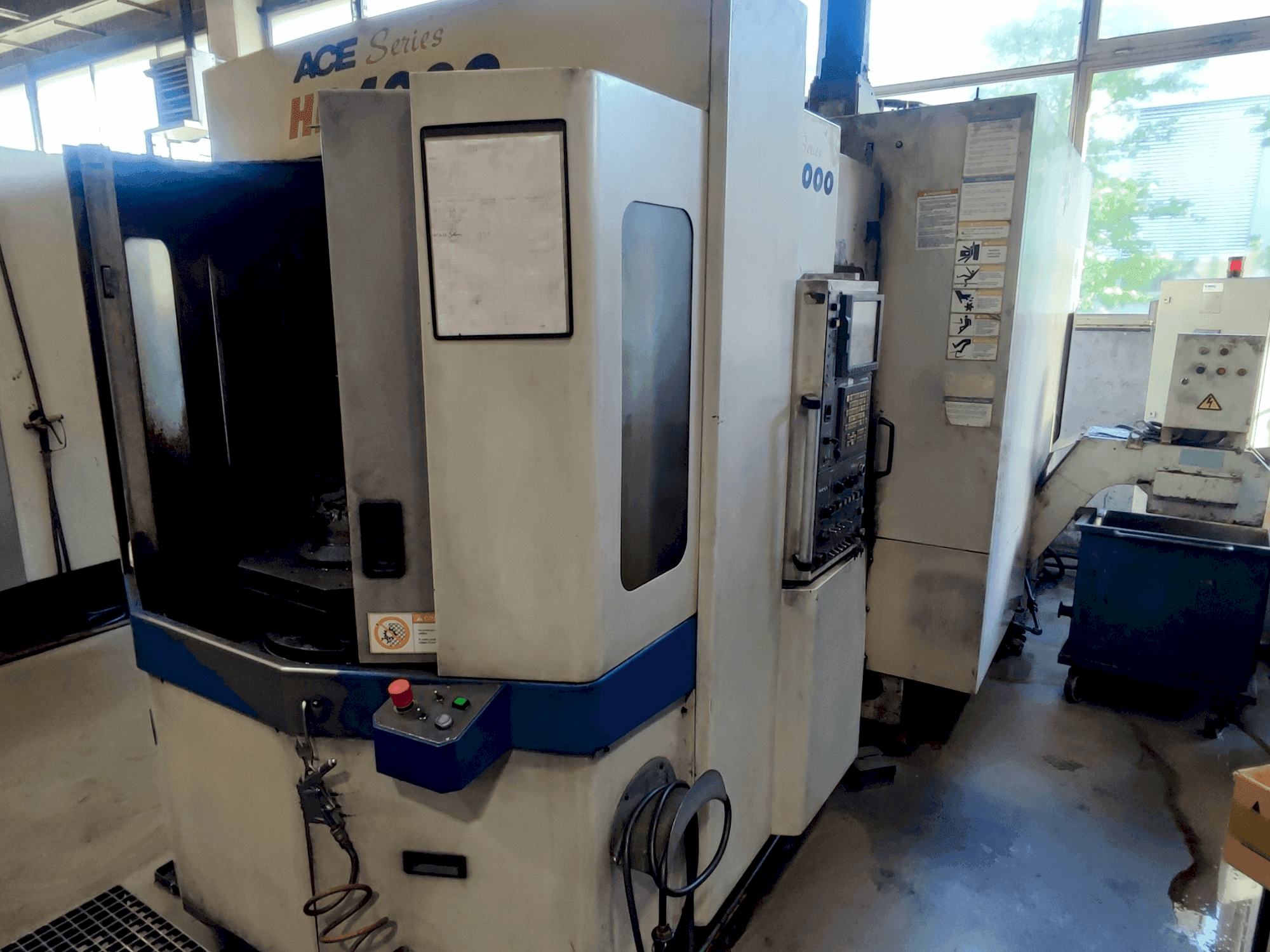 Frontansicht der DAEWOO ACE HP 4000  Maschine