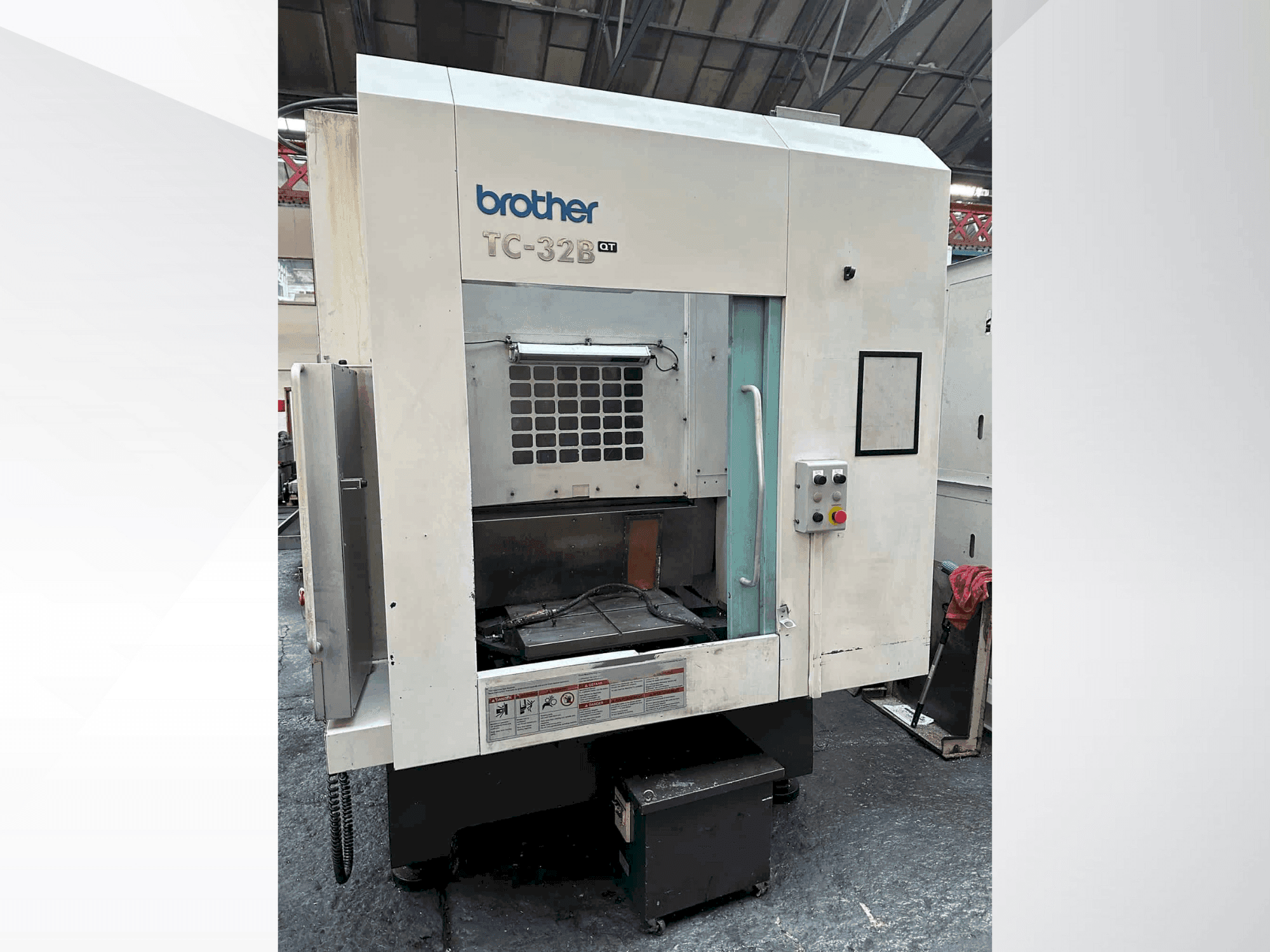 Frontansicht der Brother TC-32B QT  Maschine