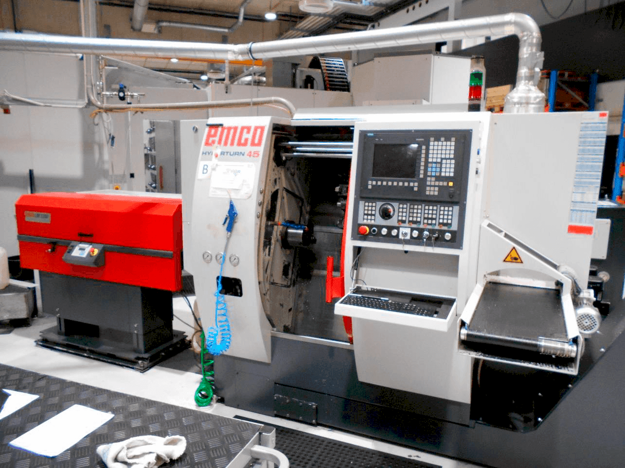 Frontansicht der EMCO Hyperturn 45 Maschine