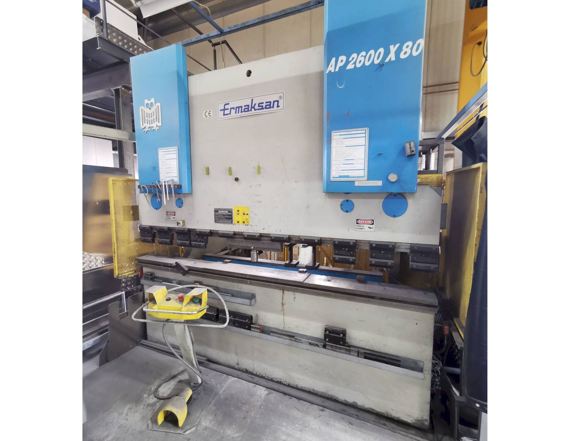 Frontansicht der ERMAKSAN AP 2600 - 80  Maschine