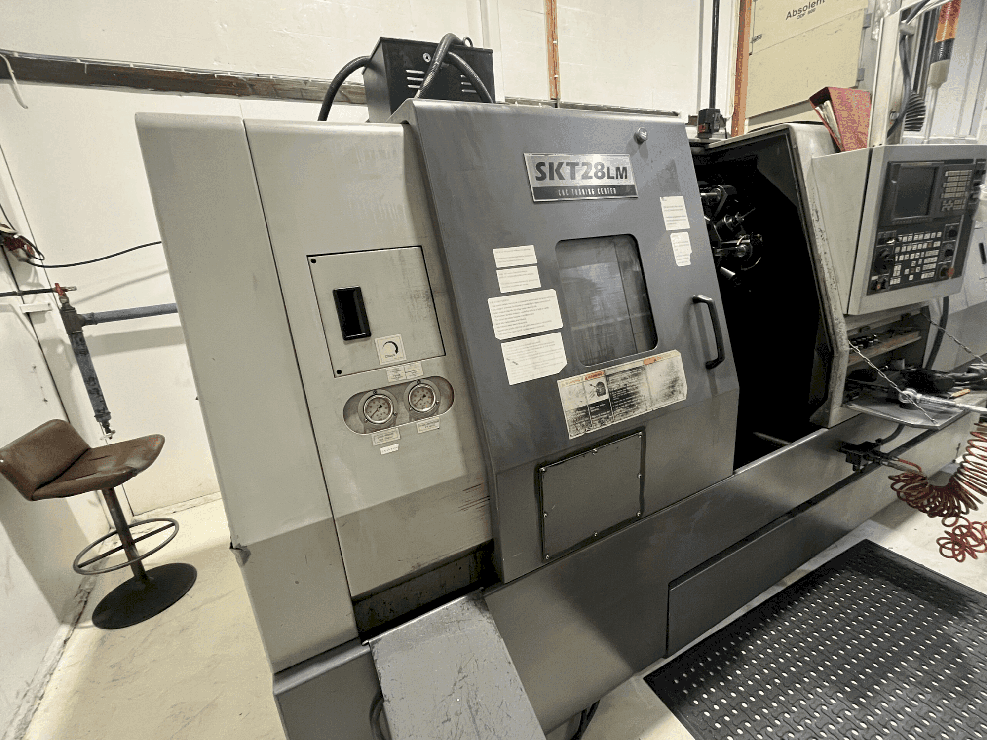 Frontansicht der Hyundai Kia SKT 28 LM  Maschine