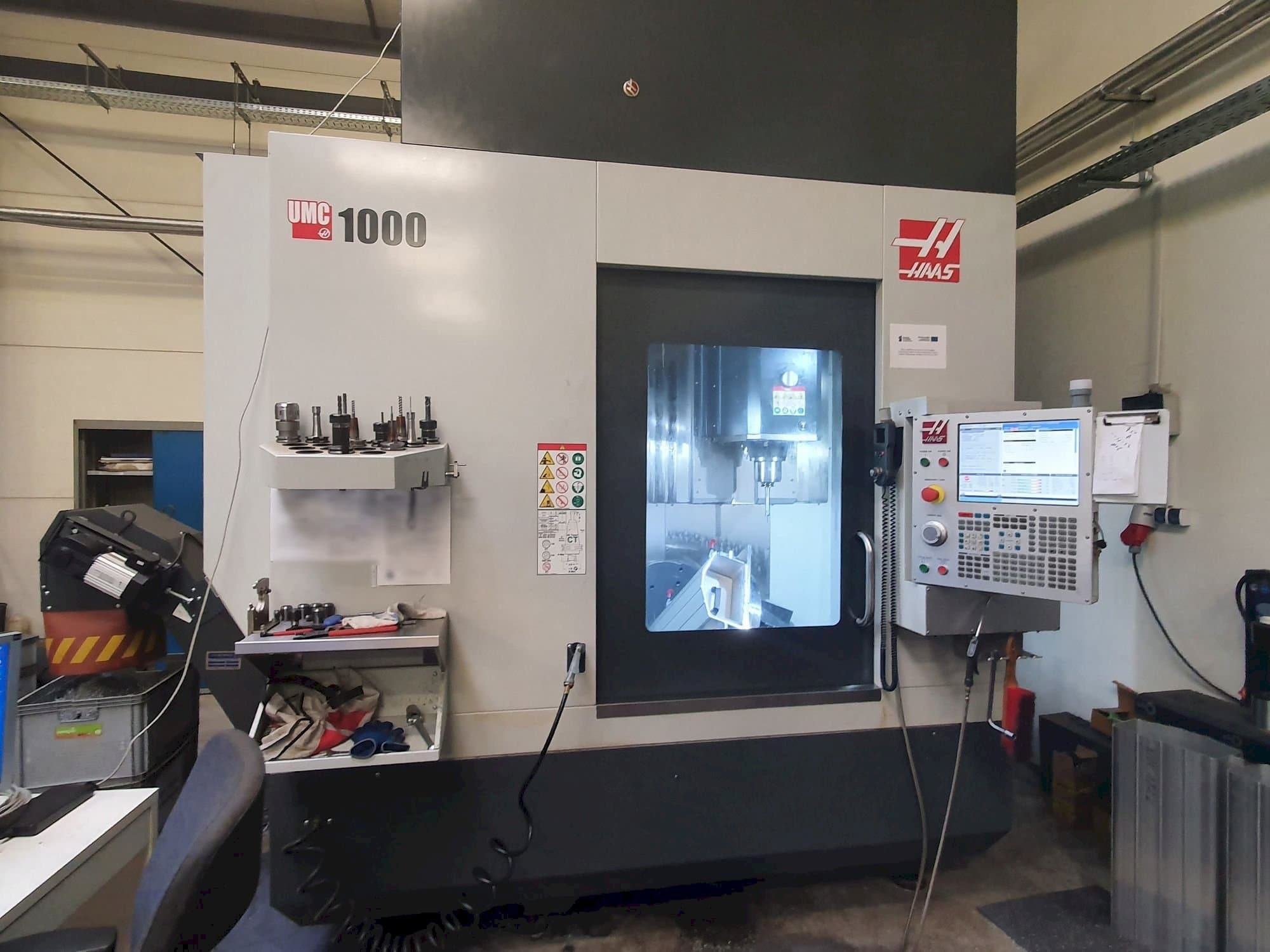 Frontansicht der HAAS UMC-1000  Maschine
