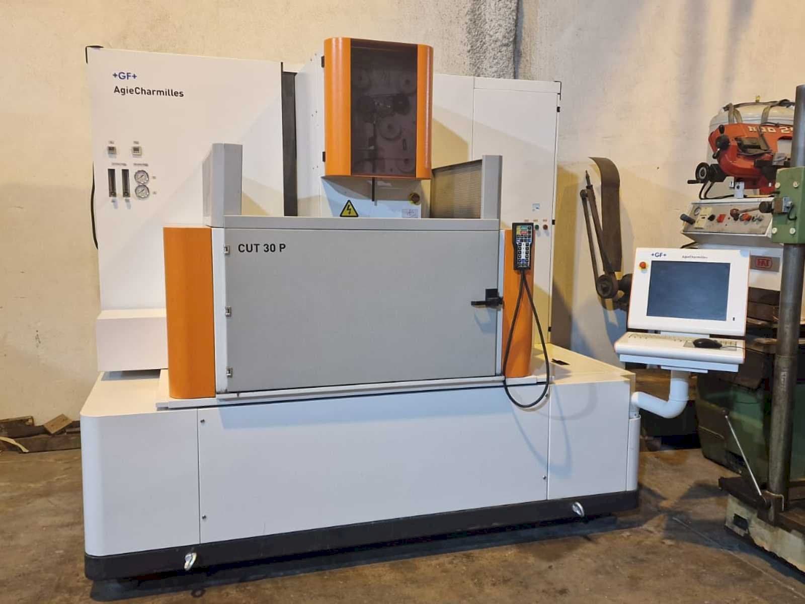 Frontansicht der AgieCharmilles CUT 30P  Maschine