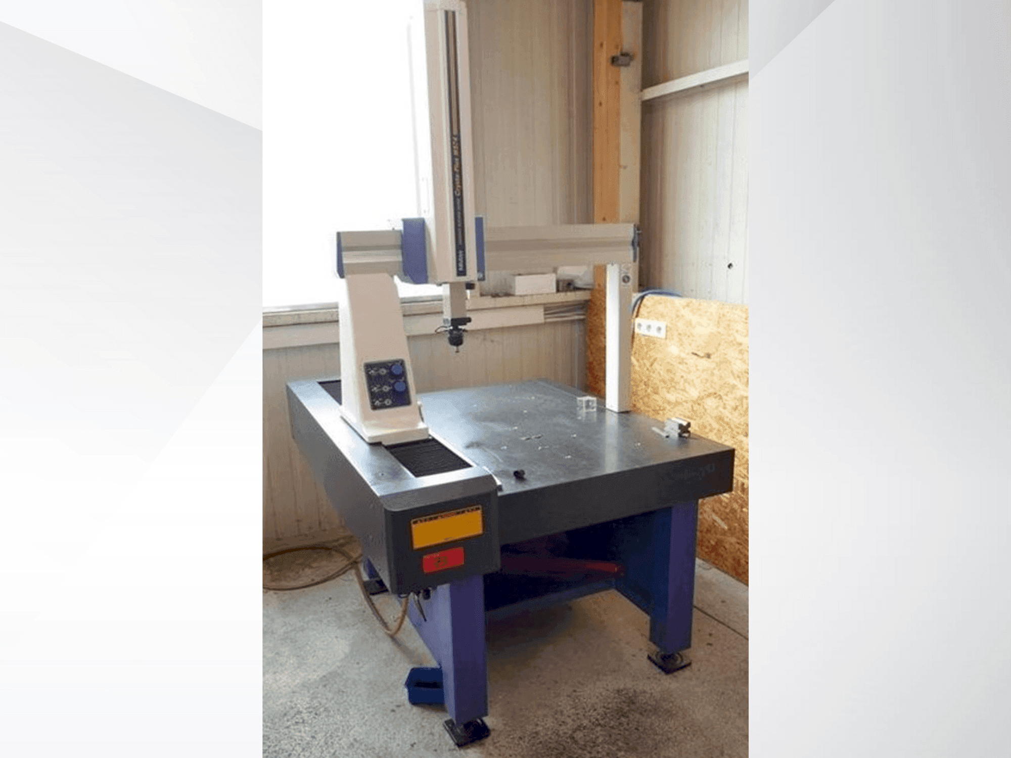 Frontansicht der Mitutoyo Crysta-Plus M574  Maschine