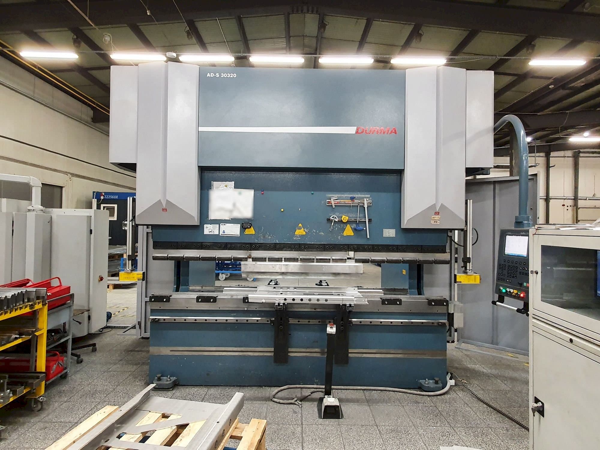 Frontansicht der Durma AD-S 30320  Maschine