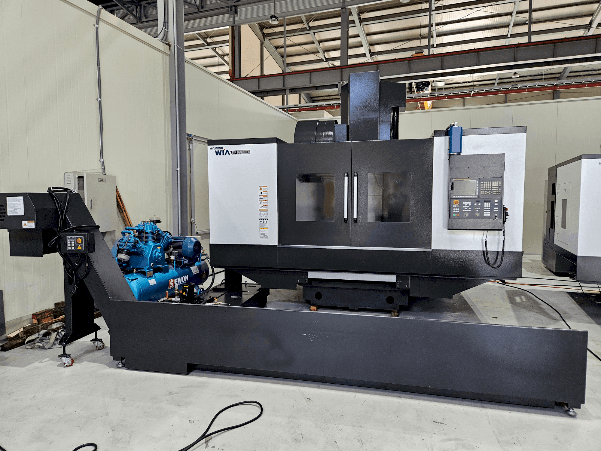 Frontansicht der Hyundai Wia WIA KF 7700 B  Maschine