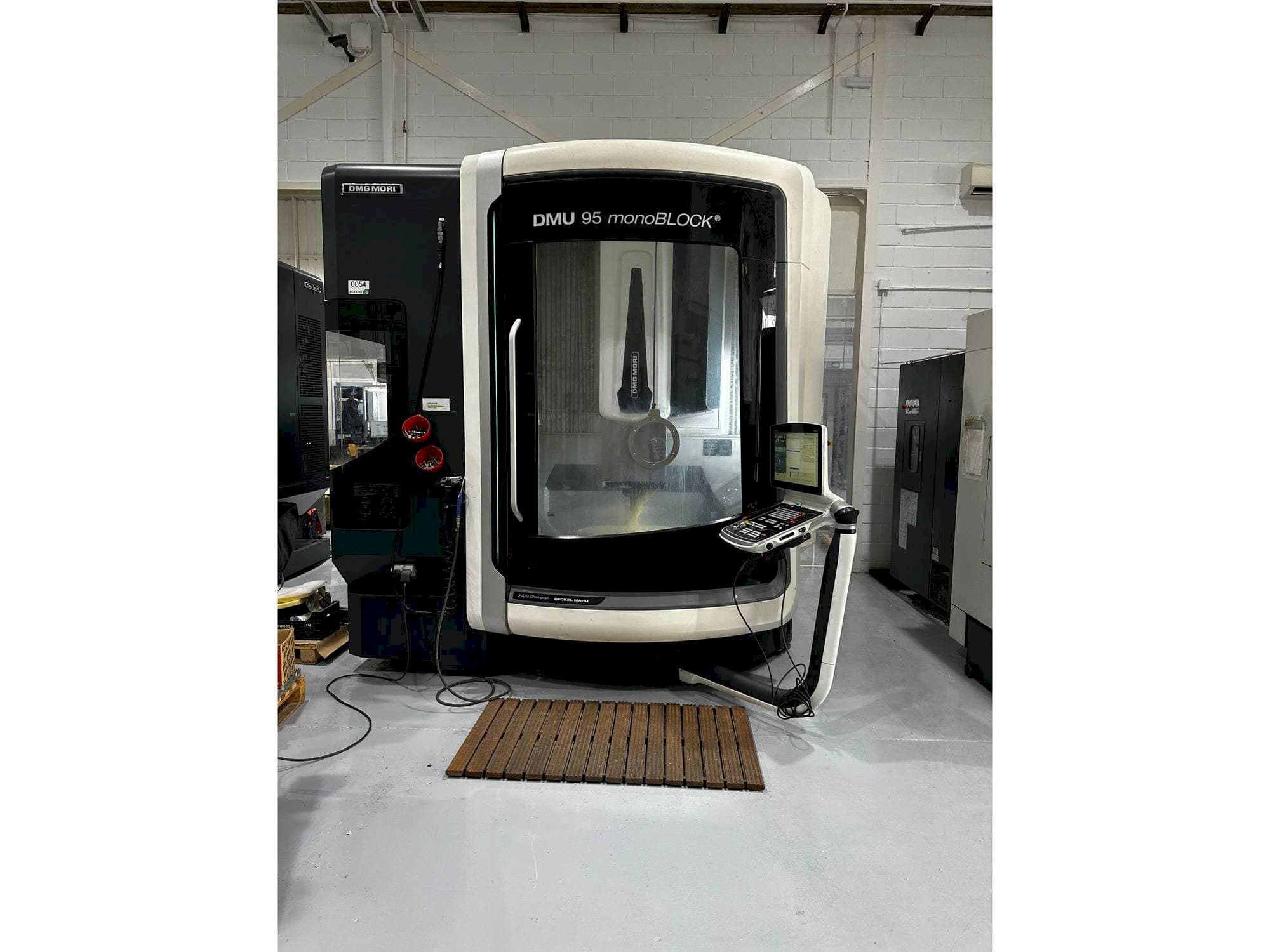 Frontansicht der DMG MORI DMU 95 monoBLOCK Maschine