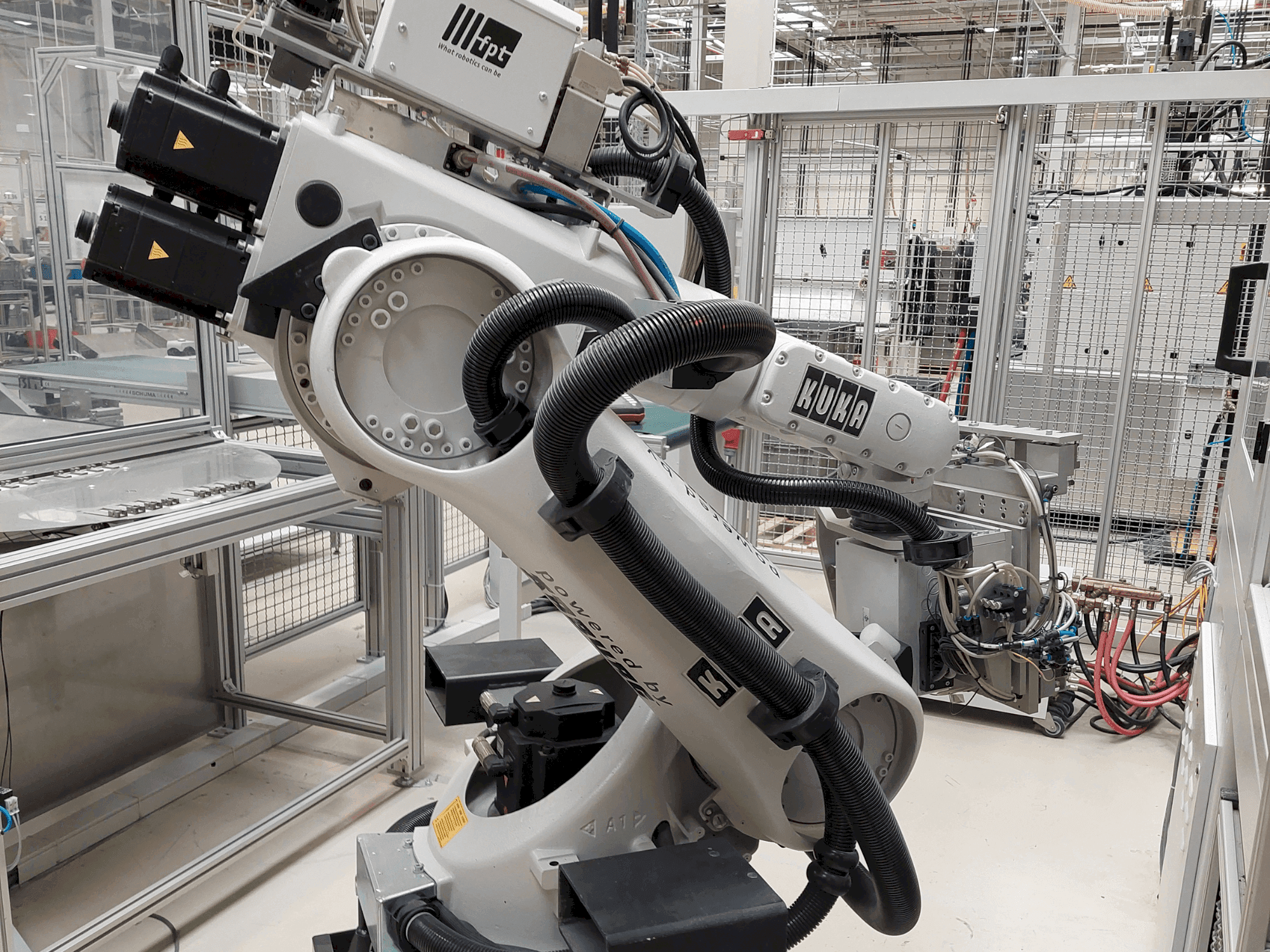 Frontansicht der KUKA KR 30-3  Maschine