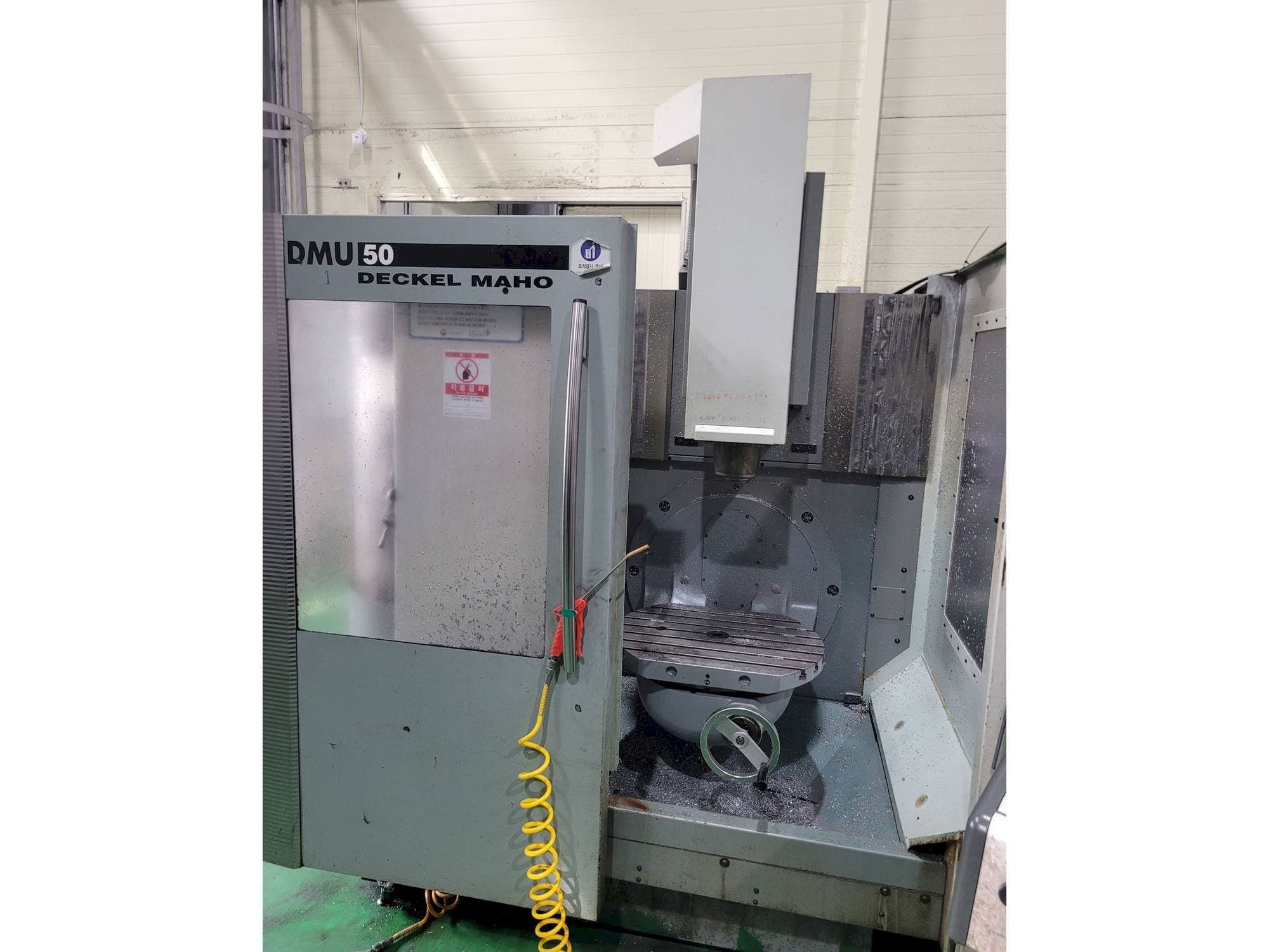 Frontansicht der DECKEL MAHO DMU 50  Maschine