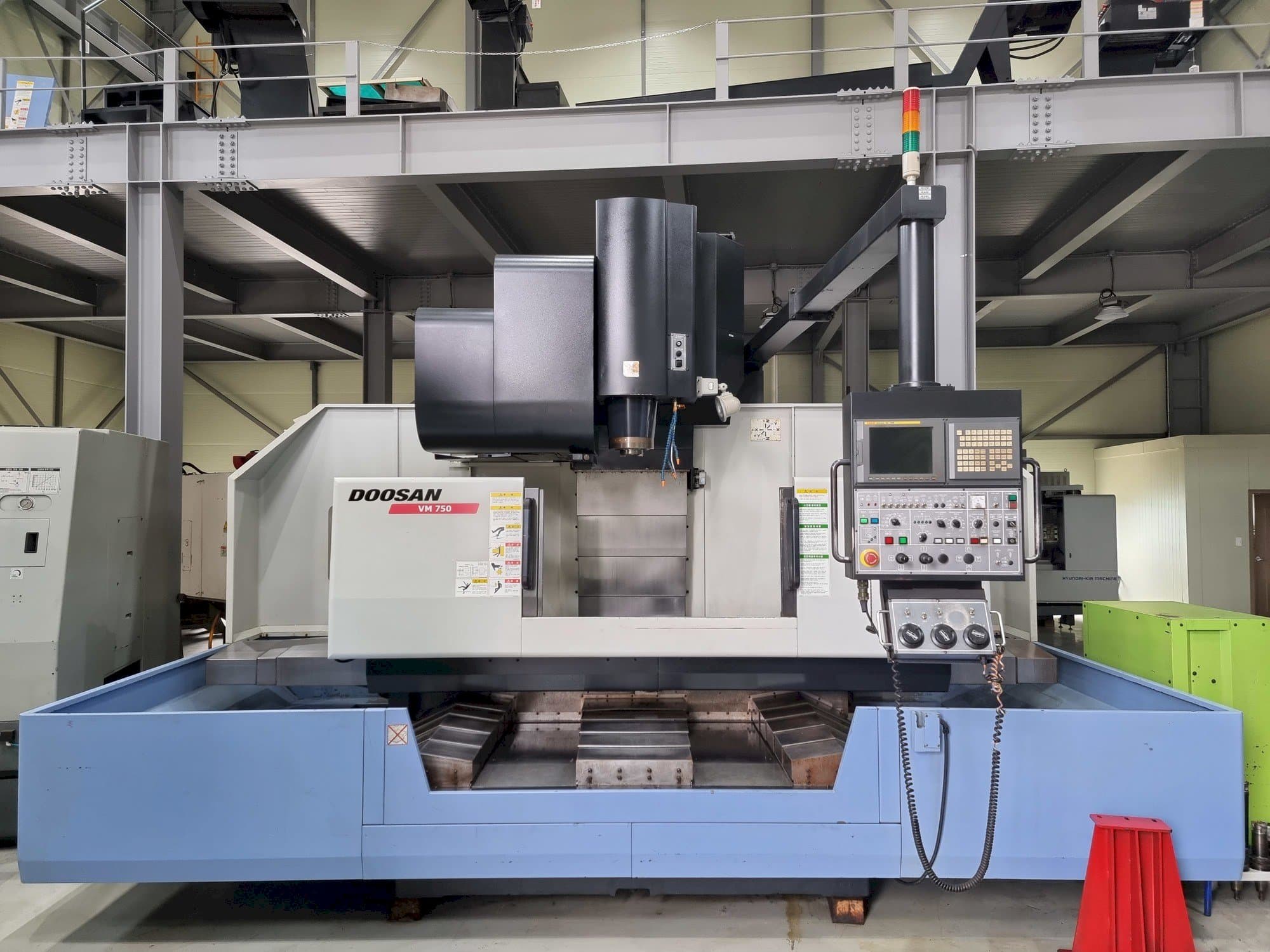 Frontansicht der Doosan VM750  Maschine