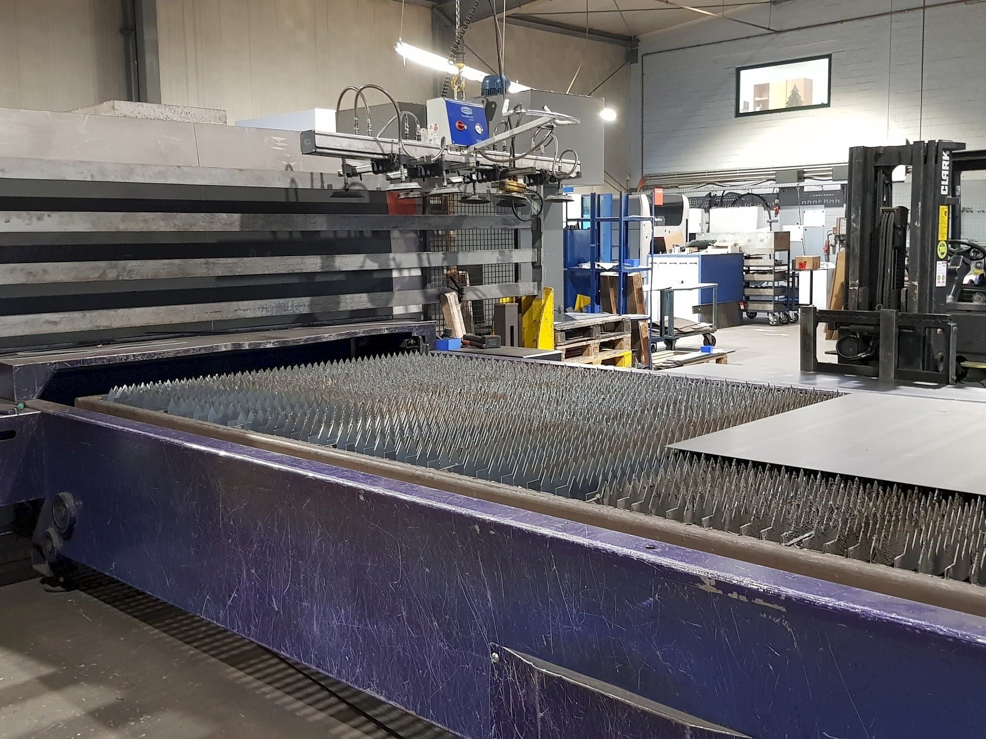 Frontansicht der Bystronic Fiber 4000x2000  Maschine