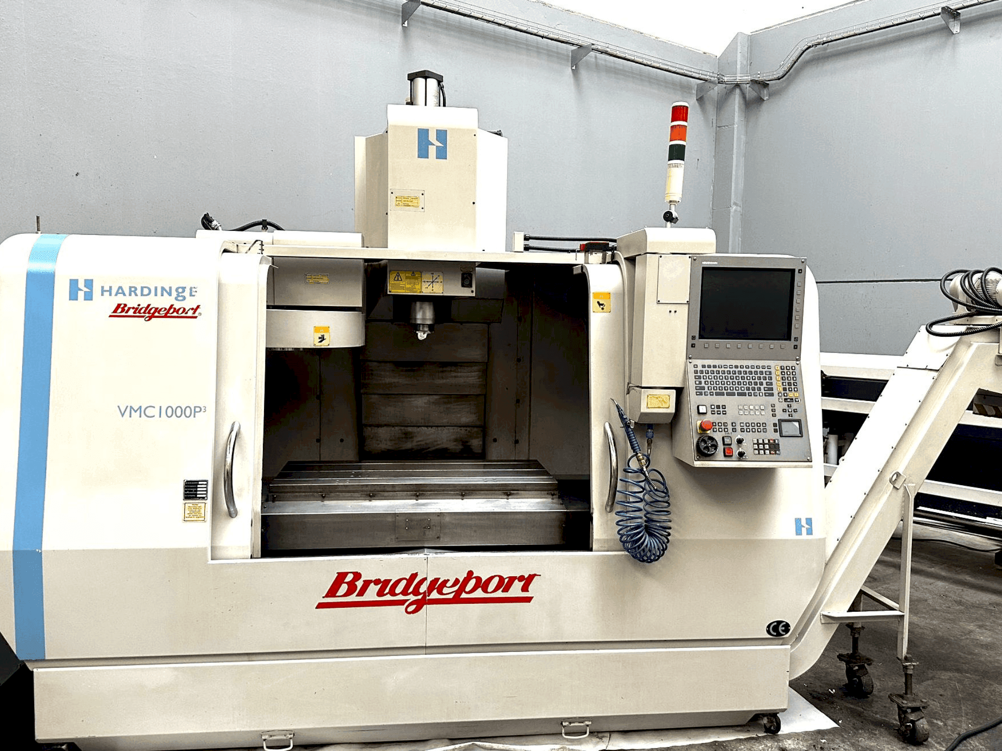 Frontansicht der Bridgeport VMC 1000 P3 (2005)  Maschine