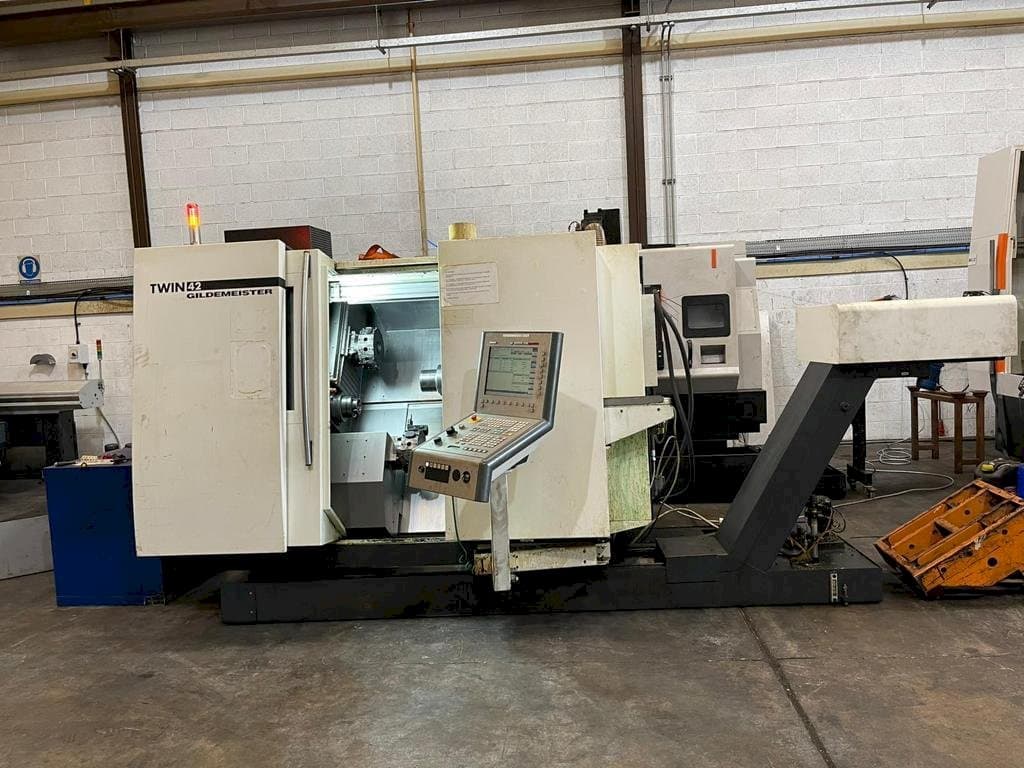 Frontansicht der DMG GILDEMEISTER TWIN 42 Rg1  Maschine