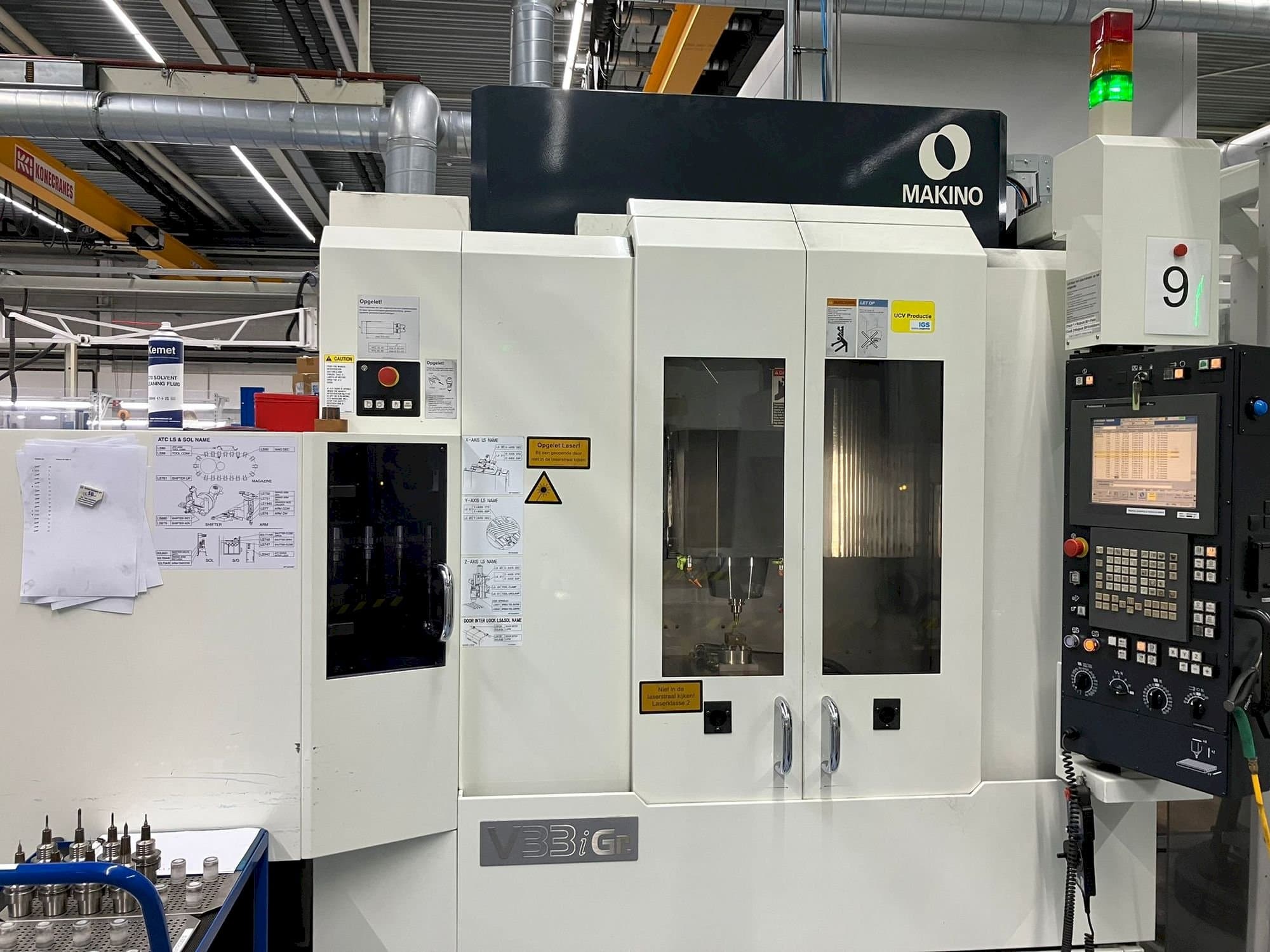 Frontansicht der Makino V33i Graphite  Maschine