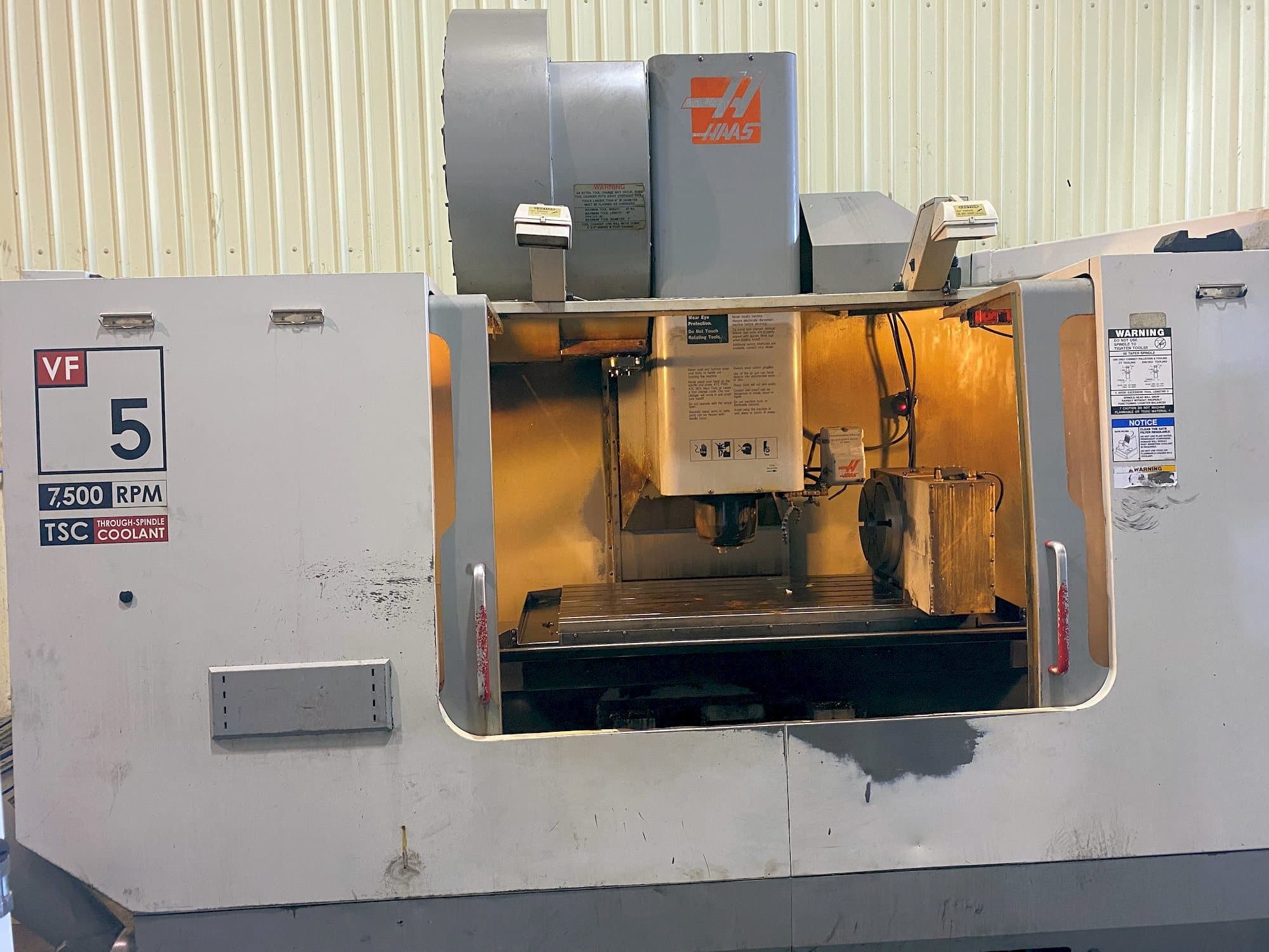 Frontansicht der HAAS VF-5/50HE  Maschine