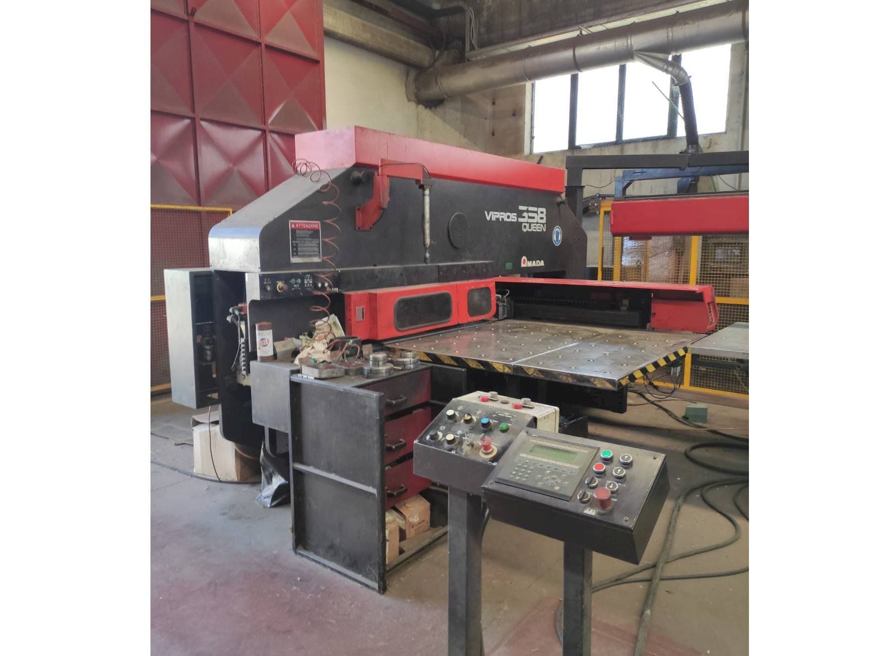 Frontansicht der AMADA VIPROS 358  Maschine