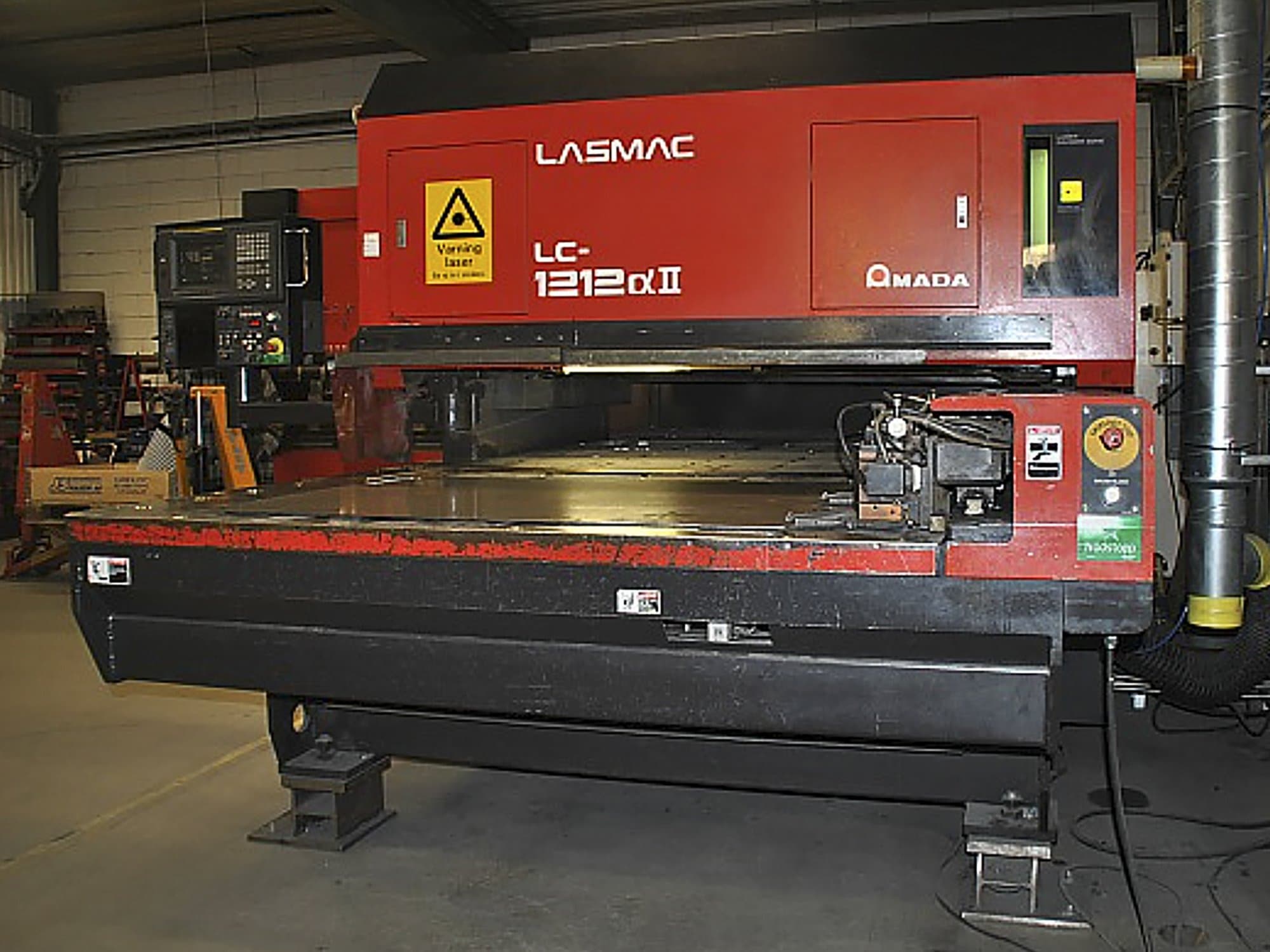 Frontansicht der AMADA LC-1212 Alpha II Maschine