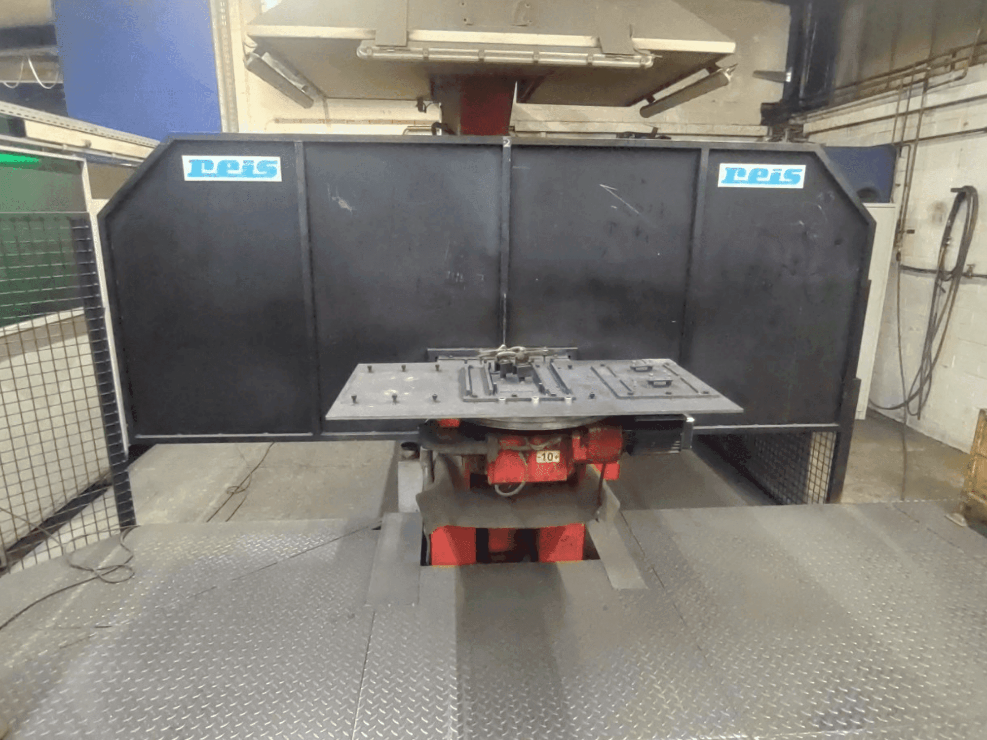 Frontansicht der Reis Robotics Robot System - RDT 40 / SRV 6 / RDT 40  Maschine