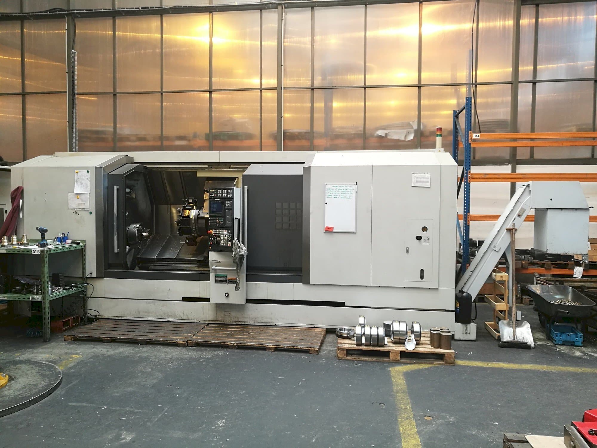 Frontansicht der MORI SEIKI NL 3000 SY/2000  Maschine