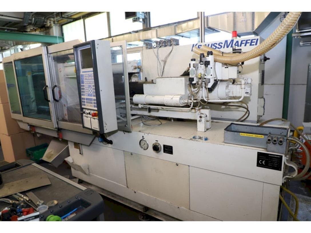 Rechte Seitenansicht der Krauss Maffei 65-220 C1  Maschine