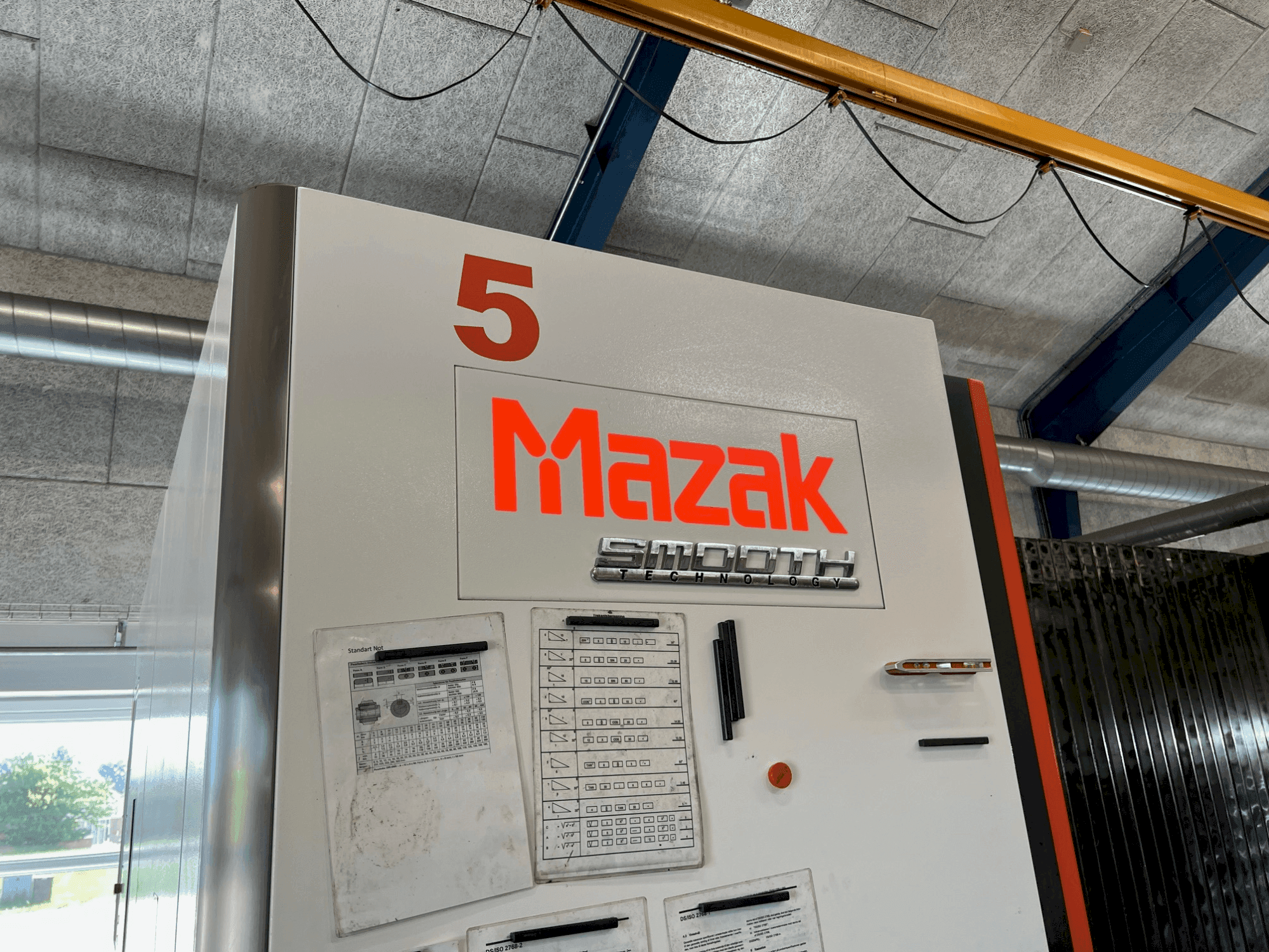 Frontansicht der Mazak VTC-530C  Maschine