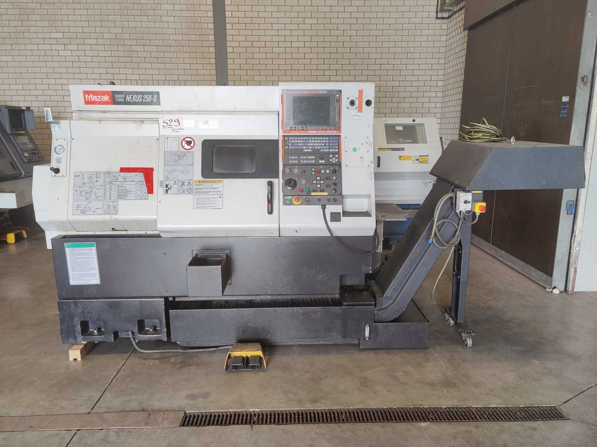 Frontansicht der Mazak Quick Turn Nexus 250-II  Maschine