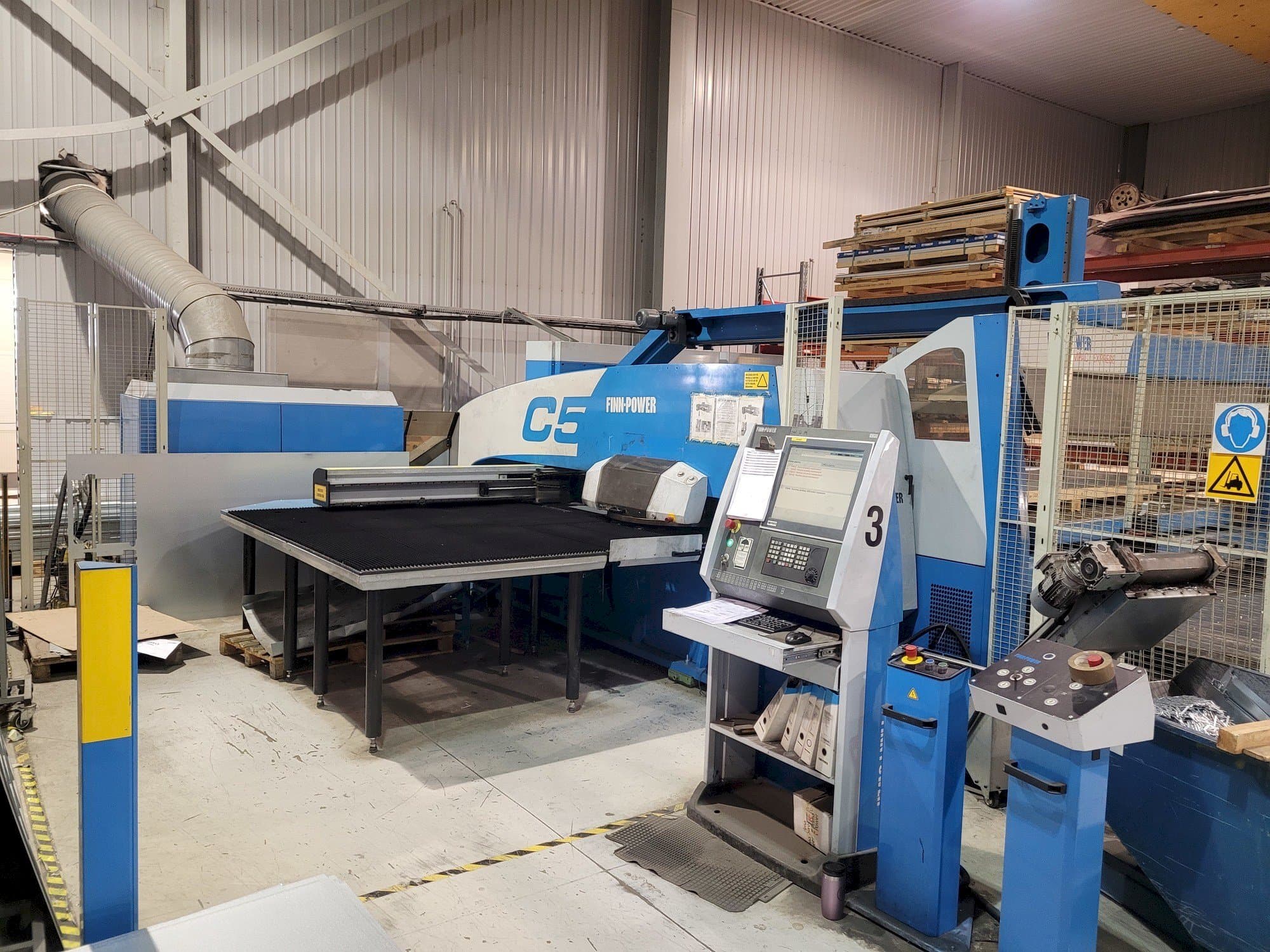 Frontansicht der Finn-Power C5 12 43 with Compact Express  Maschine