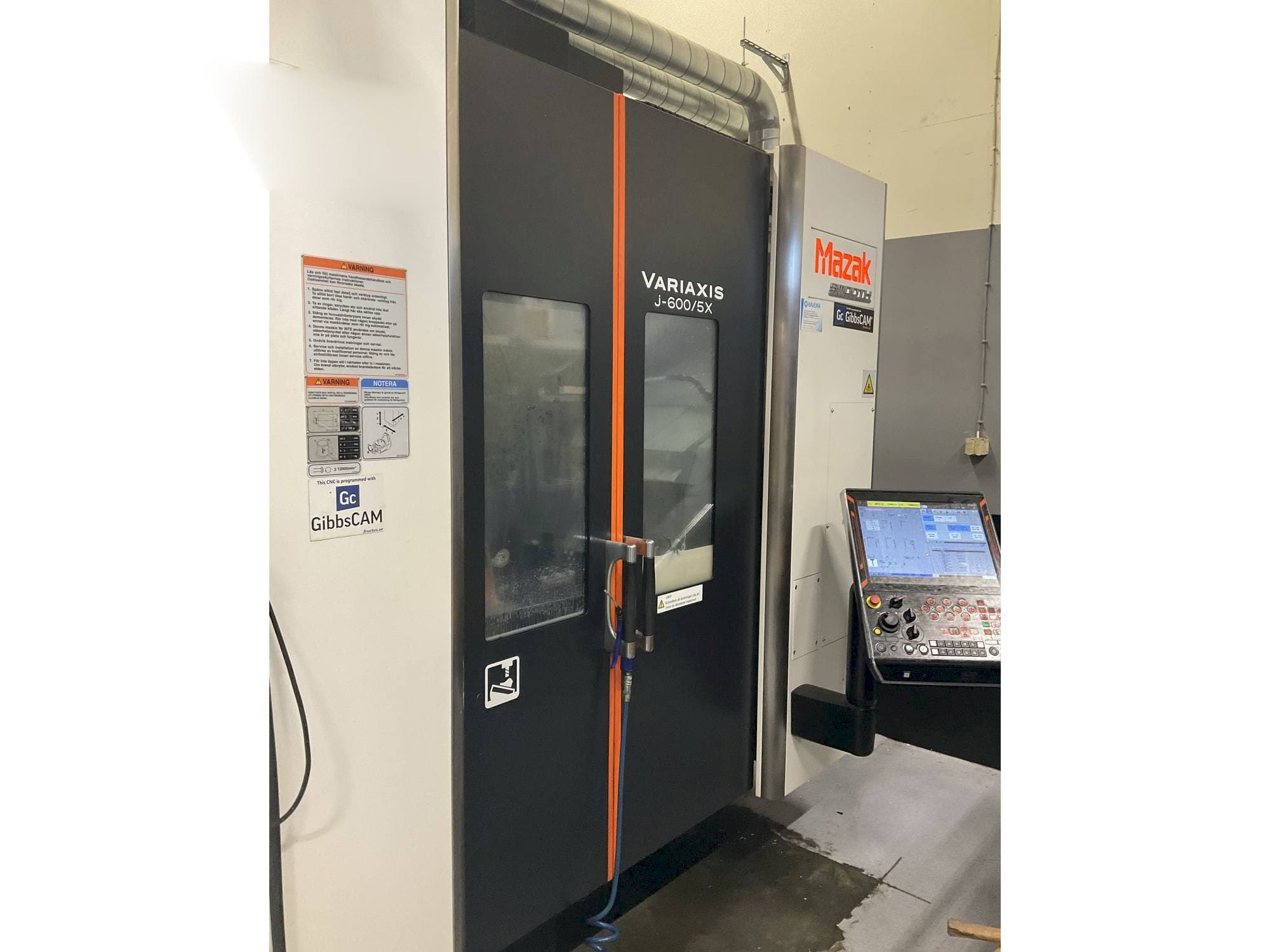 Frontansicht der Mazak Variaxis J-600  Maschine