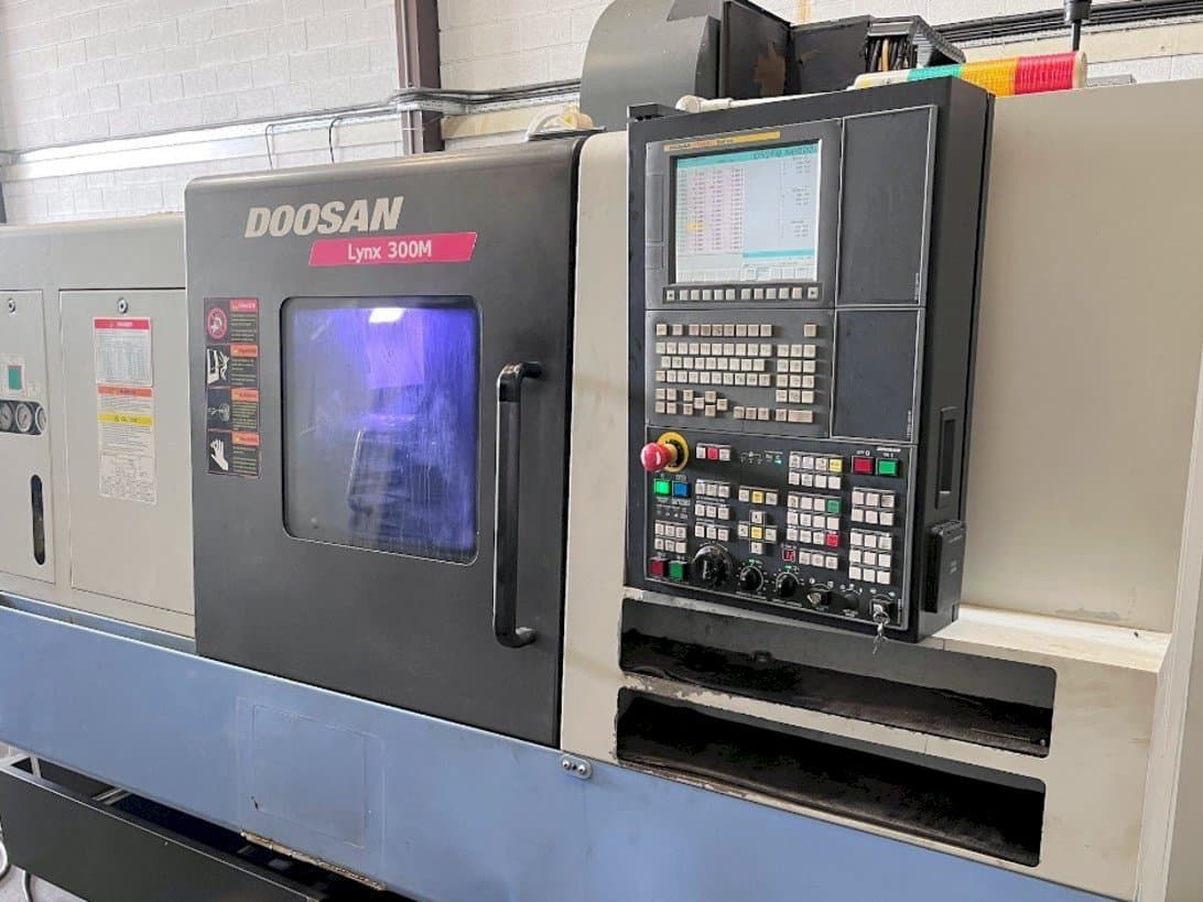 Frontansicht der Doosan Lynx 300M  Maschine
